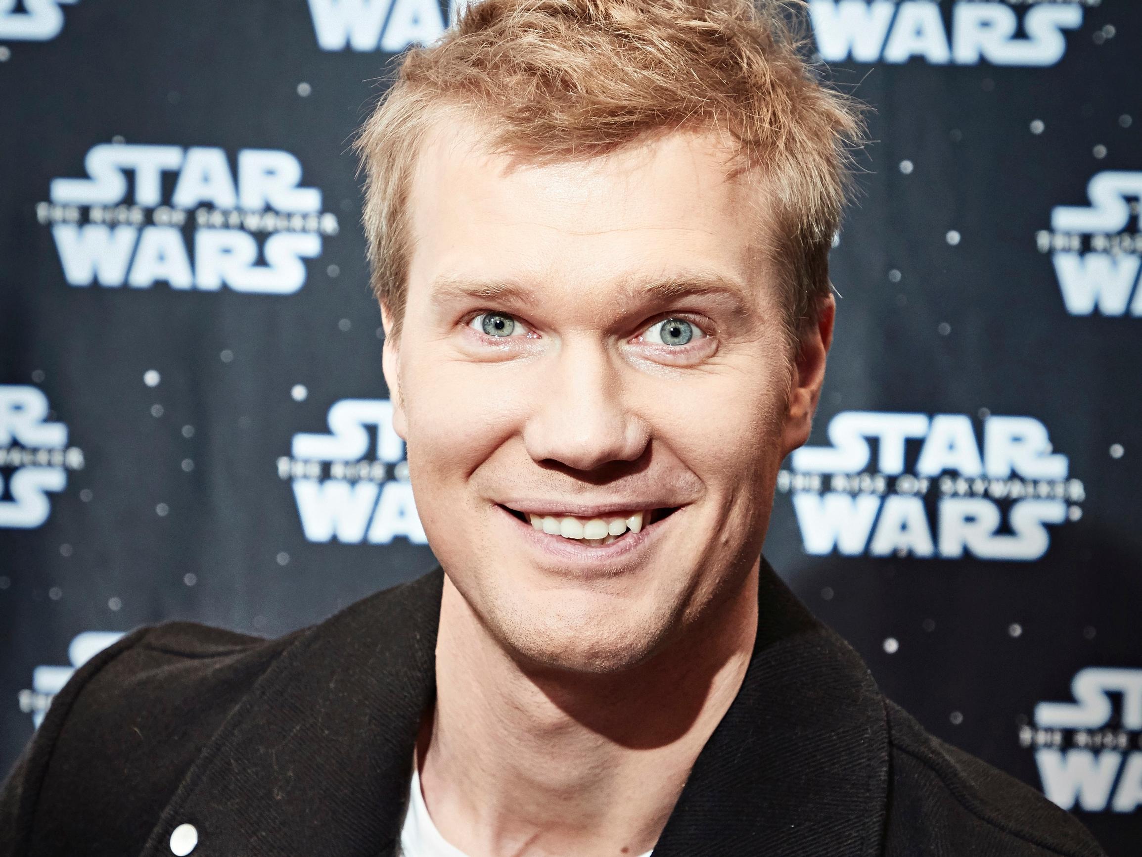 Maailmantähdet jonottavat halaamaan karvahaalareihin sonnustautunutta Joonas Suotamoa: "Onhan se erikoisen tuntuista"