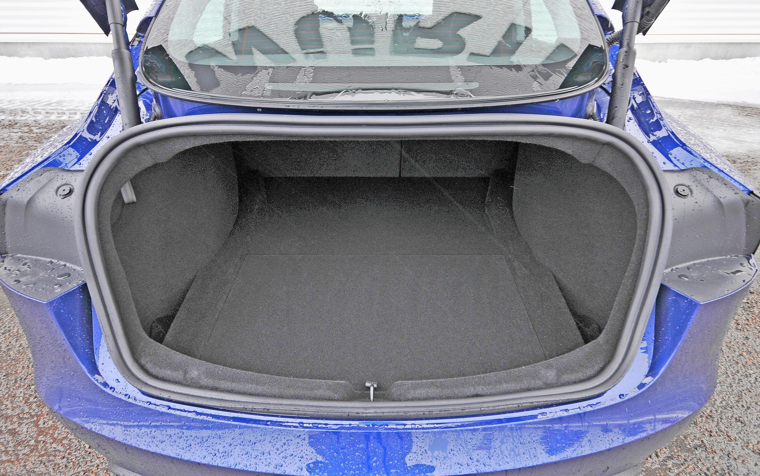 Tesla Model 3 RWD:n syvä kontti imee reilusti pakaaseja, mutta ahdas lastausaukko rajaa isot tavarat pois.