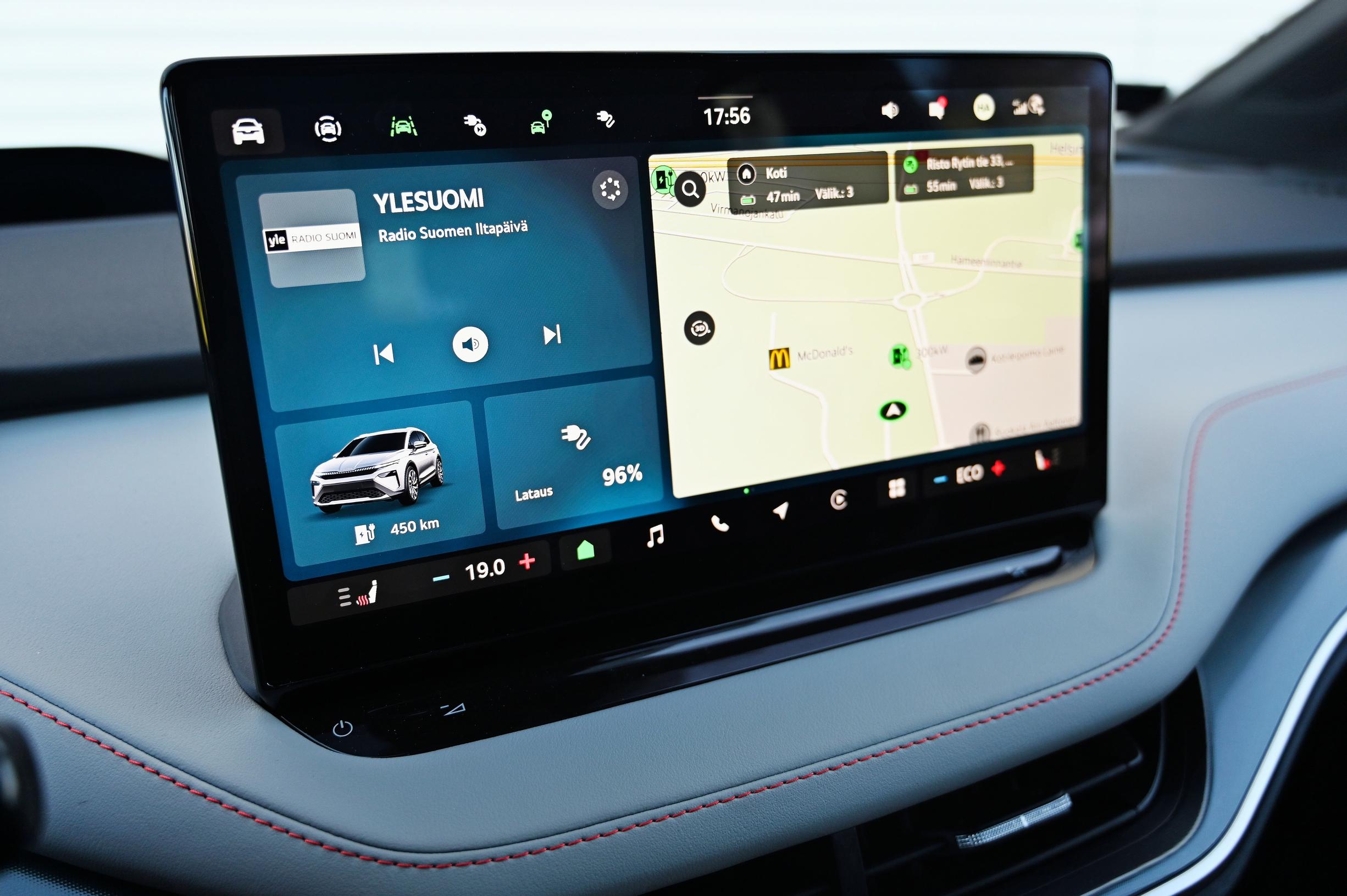 Skoda Elroq 85 Stylen kosketusnäytön käyttö on sujuvaa, mutta se voisi olla käännetty hieman kohti kuljettajaa.