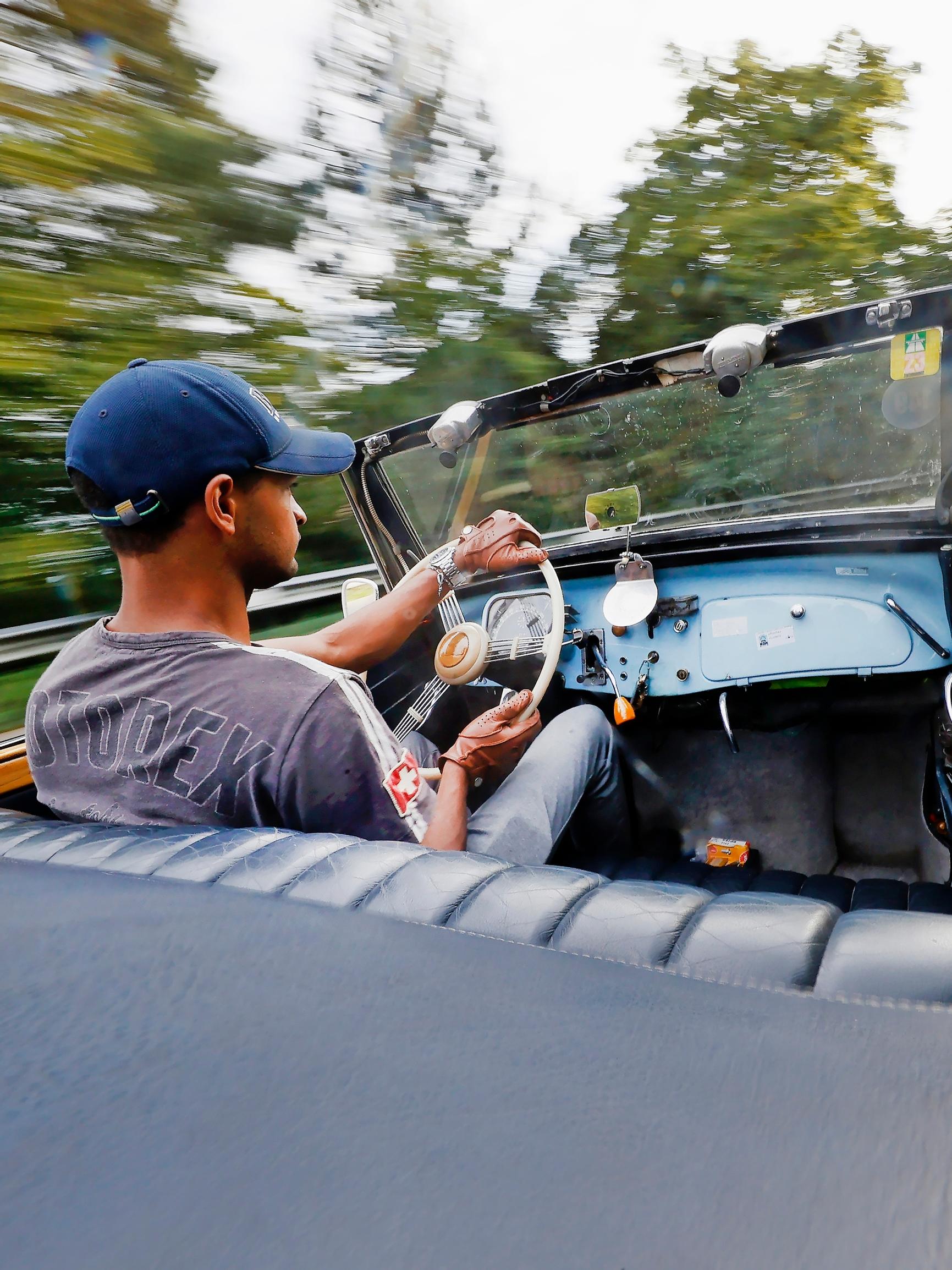 Citroën Traction Avant Cabriolet rähisee, korisee, jytisee ja paukkuu – Hymy nousee väkisinkin huulille