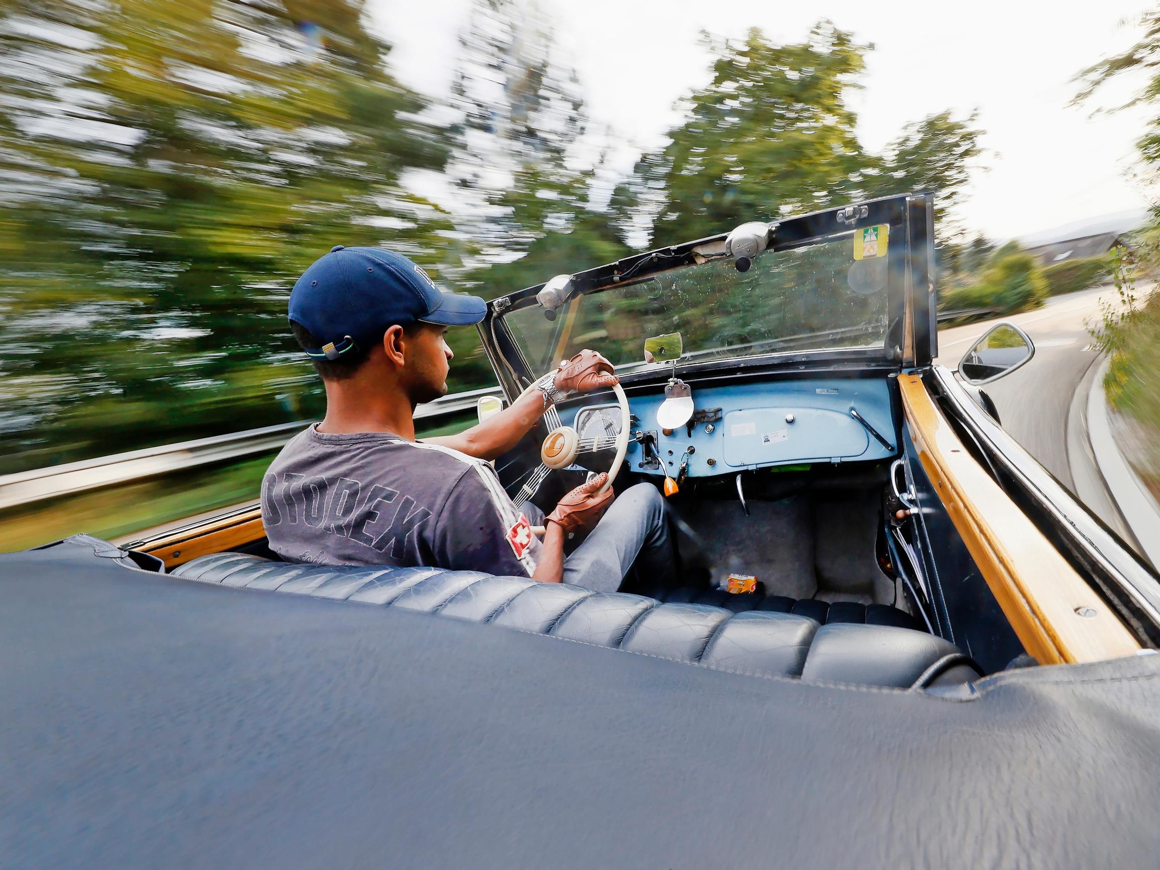 Citroën Traction Avant Cabriolet rähisee, korisee, jytisee ja paukkuu – Hymy nousee väkisinkin huulille