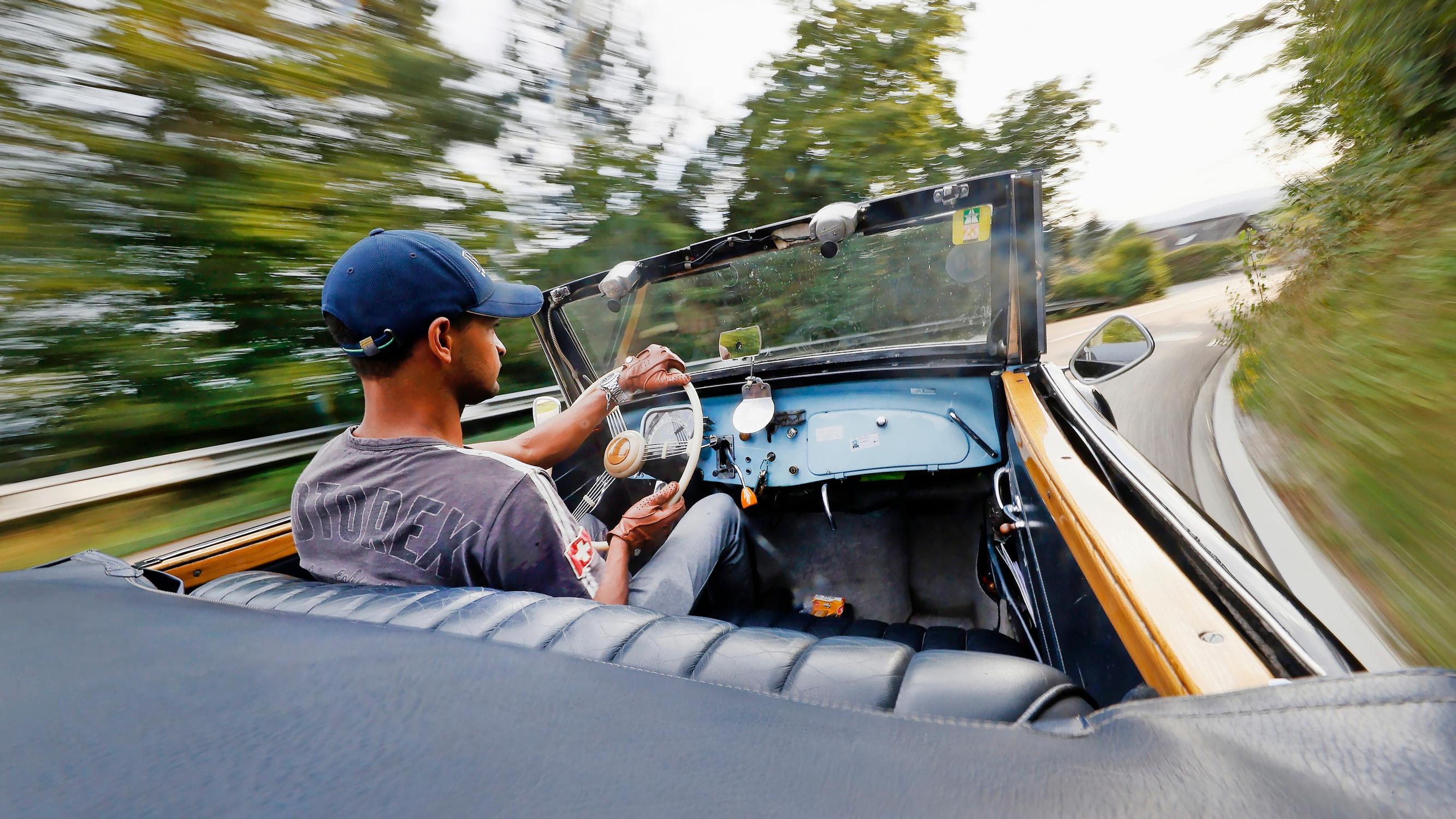 Citroën Traction Avant Cabriolet rähisee, korisee, jytisee ja paukkuu – Hymy nousee väkisinkin huulille