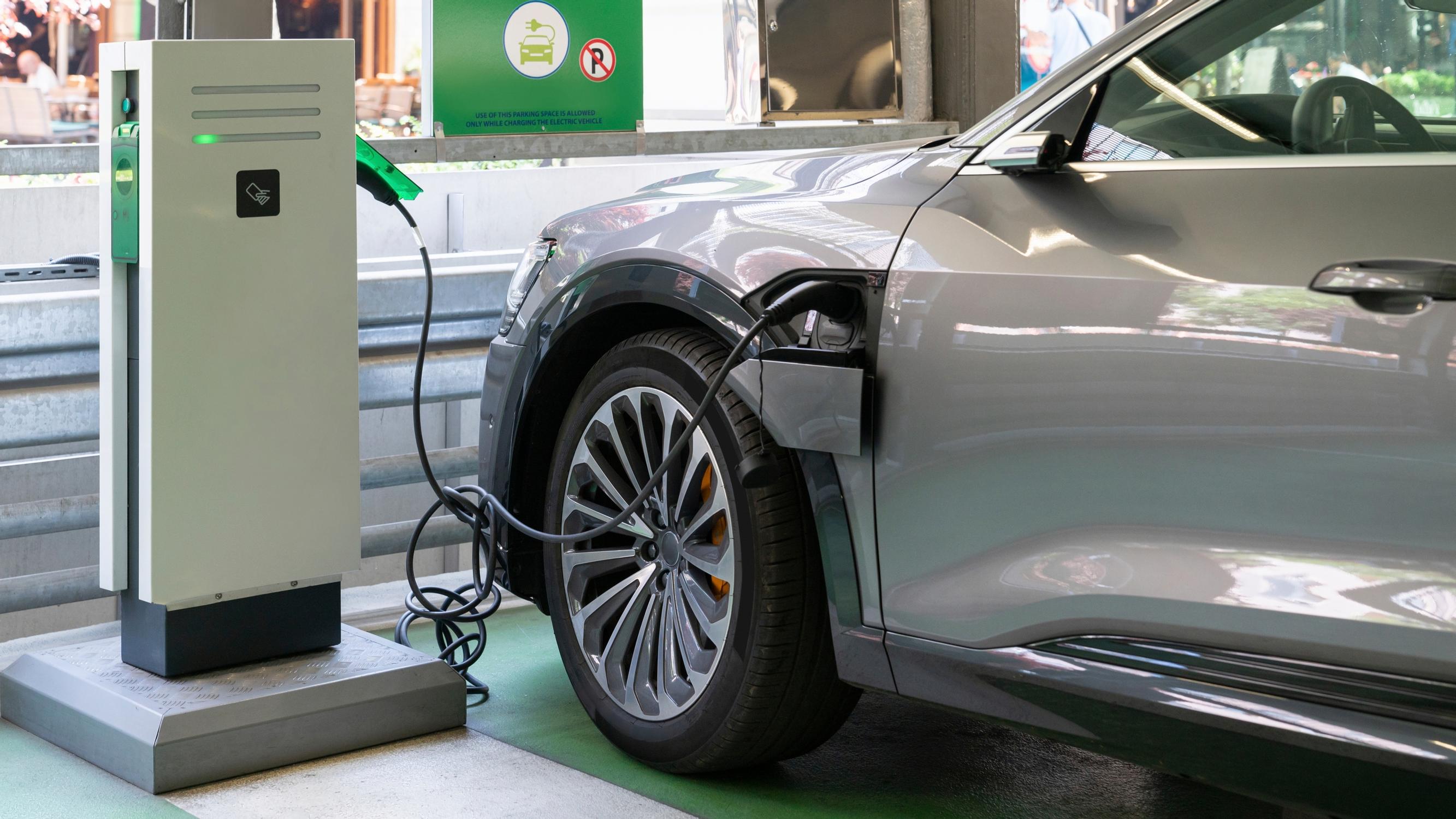 Kevät on autonvaihdon kulta-aikaa – Käyttövoima askarruttaa ja polttoaineen hinnanmuutokset näkyvät nopeasti kysynnässä
