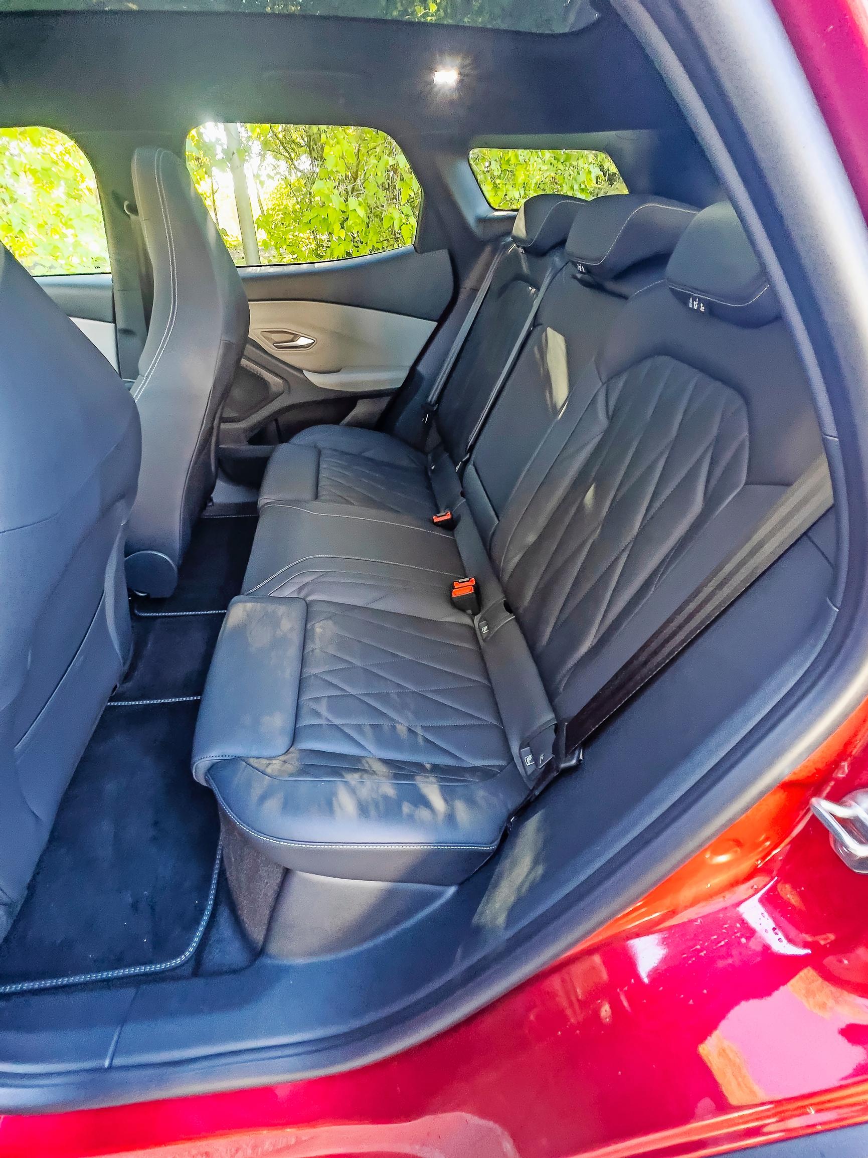 Ford Explorerin takapenkillä on kaikki muuten hyvin, mutta polvitilaa voisi olla enemmän.