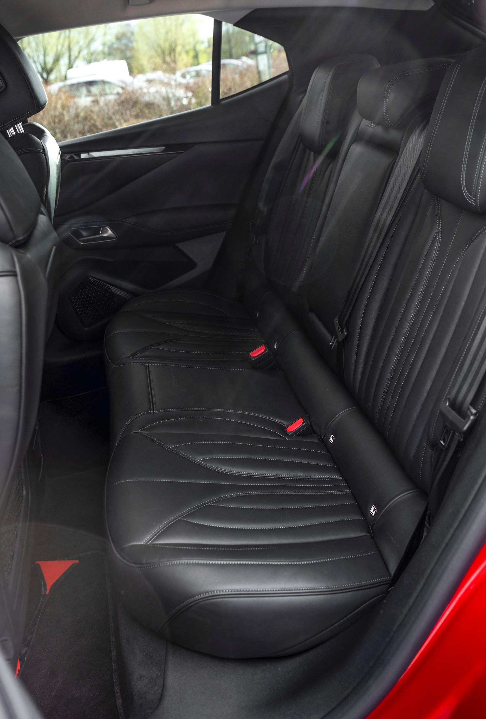 DS 4 E-Tense plug-in Hybrid 225 Rivoli Cross Autom. Launch Ed. takapenkki