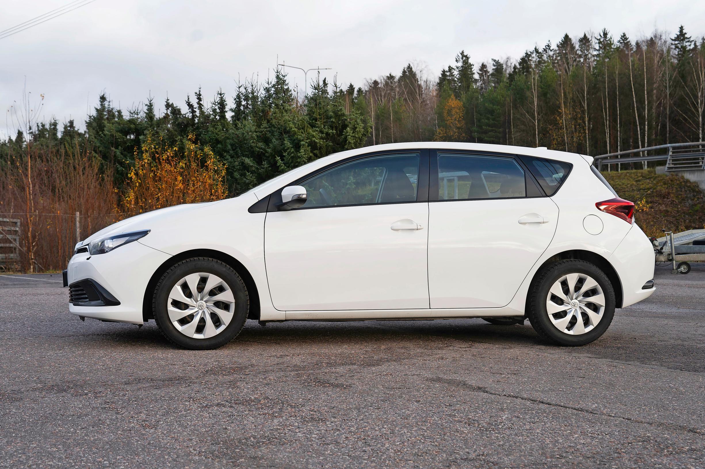 Käytetty Toyota Auris vuosimallia 2016 ei herätä intohimoja, ja hyvä niin | Lue Tuulilasin koeajo