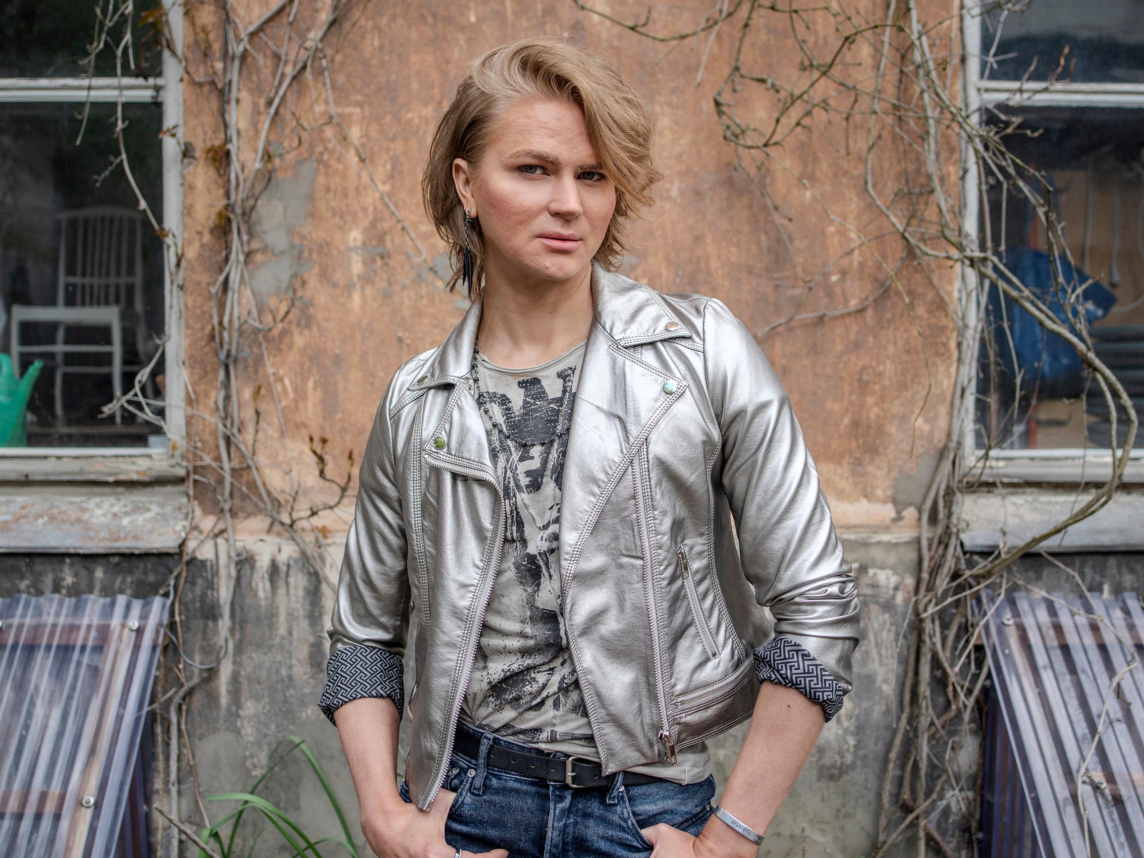 Christian Hemmingin ulkonäkö raivostuttaa miehiä niin, että osa toivoo hänen kuolemaansa