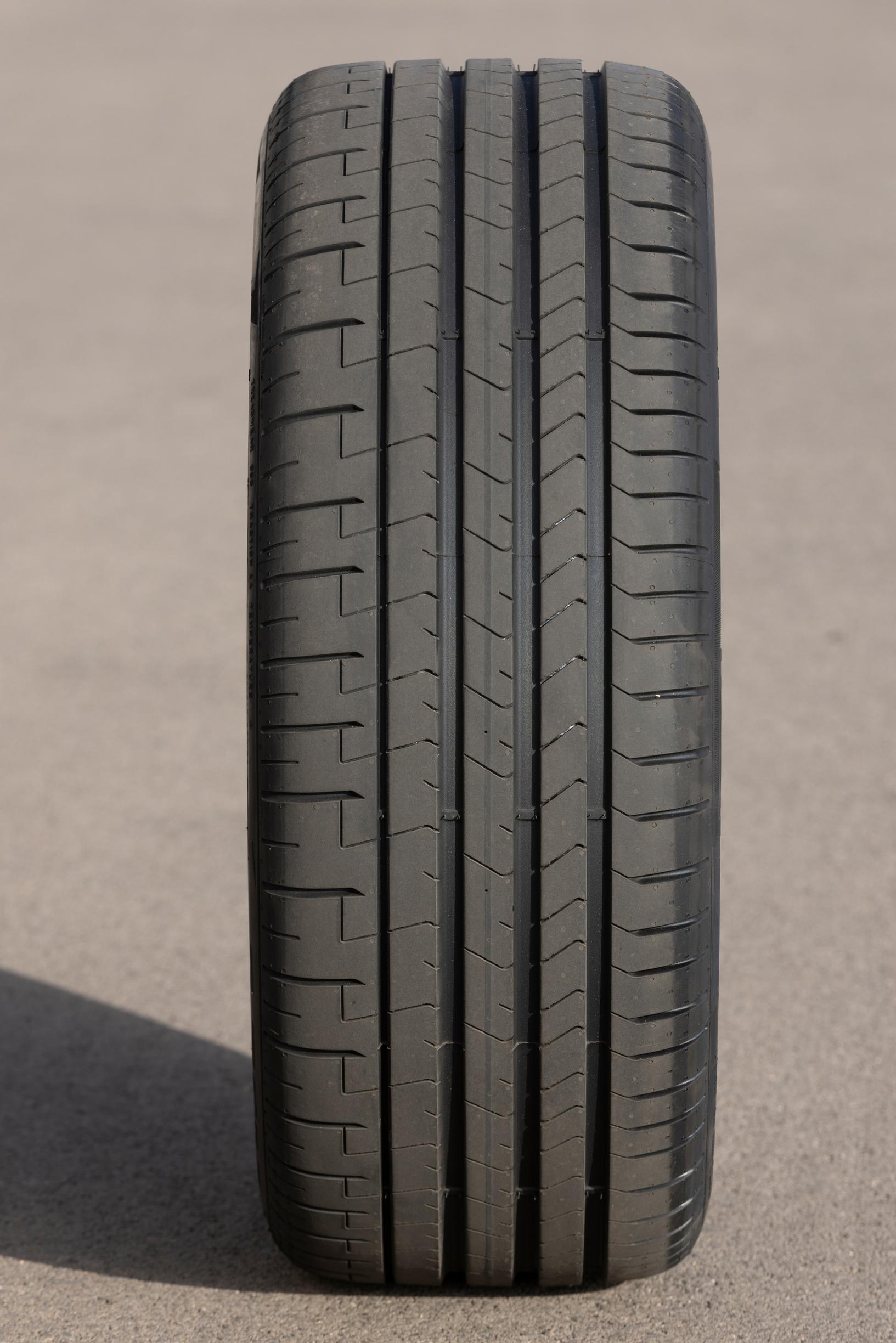 Pirelli P-Zero PZ-4. Kesärenkaat 2023 Tuulilasin vertailussa.