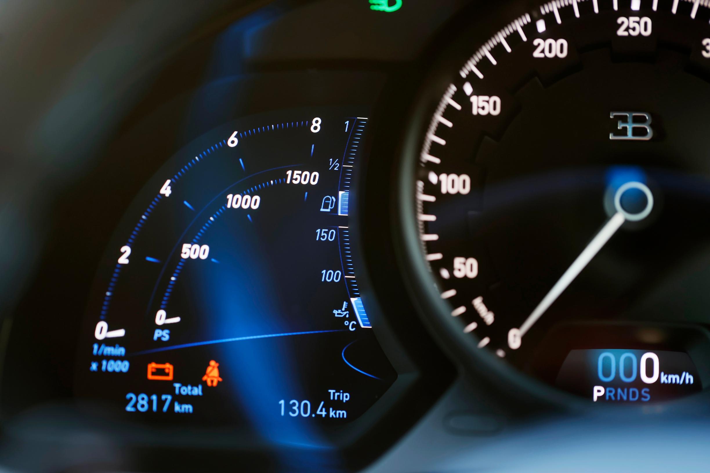 Bugatti Chiron Pur Sport mittaristolta voi seurata G-voimia.