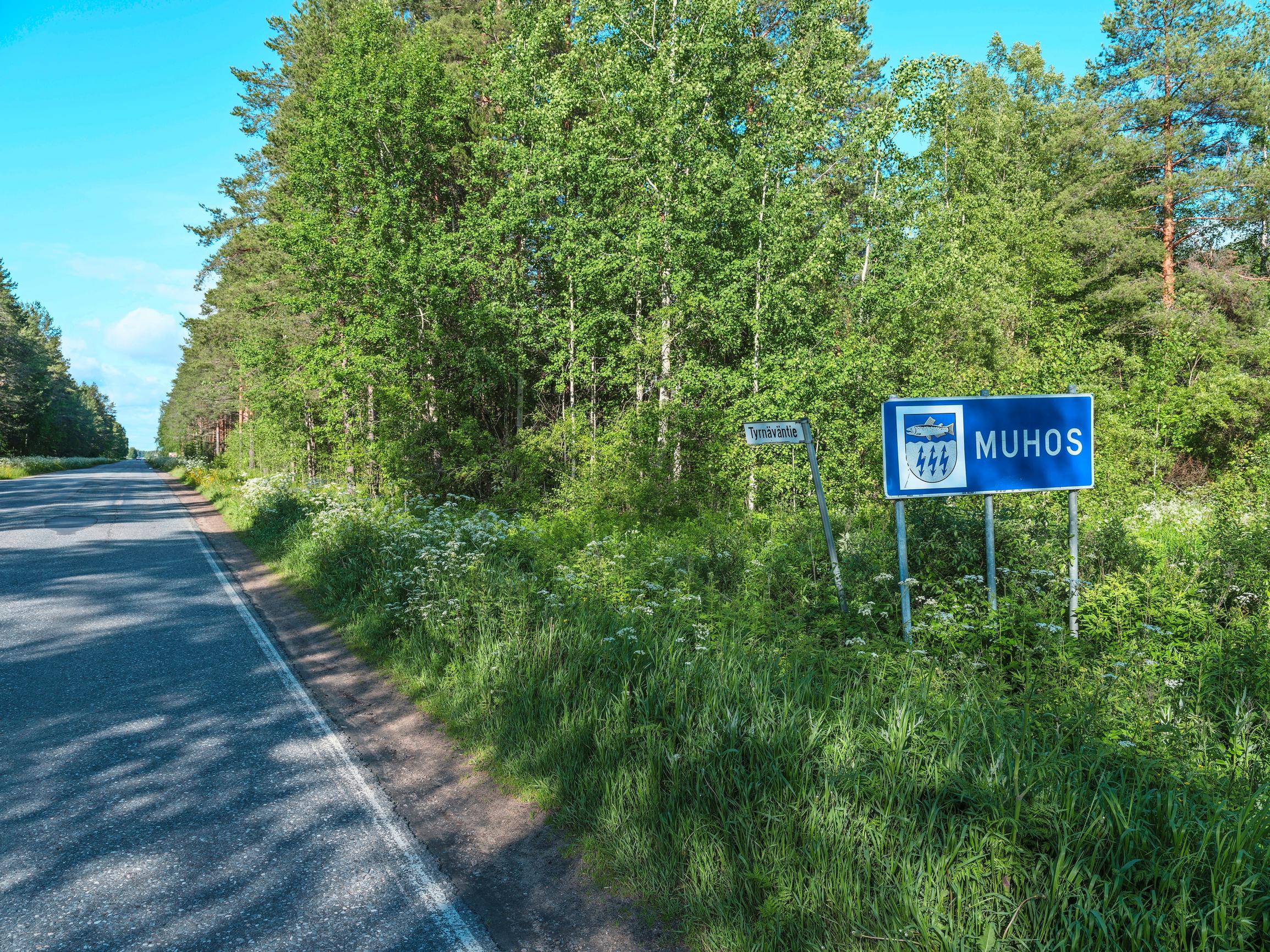 Pohjois-Pohjanmaan Muhokselta lähtee tie, jonka nimi on Tyrnäväntie. Kyseiset naapurit ovat paikkakuntia, joiden väliset kiistat ovat kertoman mukaan olleet erityisen kiihkeitä. Asiantuntijan mukaan läheiseen naapuriin on helppo verrata itseään.