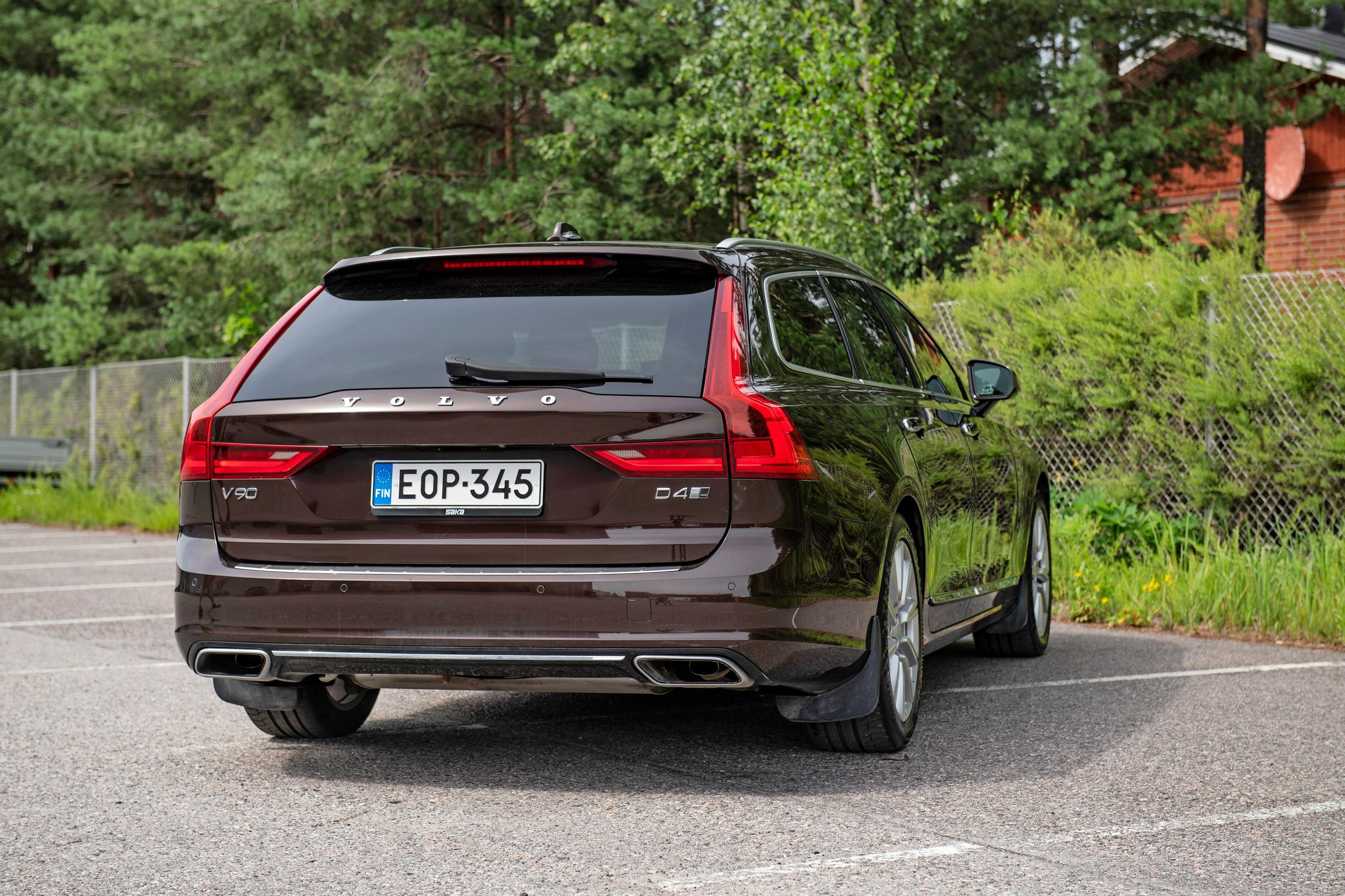 Volvo V90 vuosimallia 2017 on D4, eli diesel. Dieseleistä voi olla montaa mieltä, mutta vähällä ne ainakin menevät.