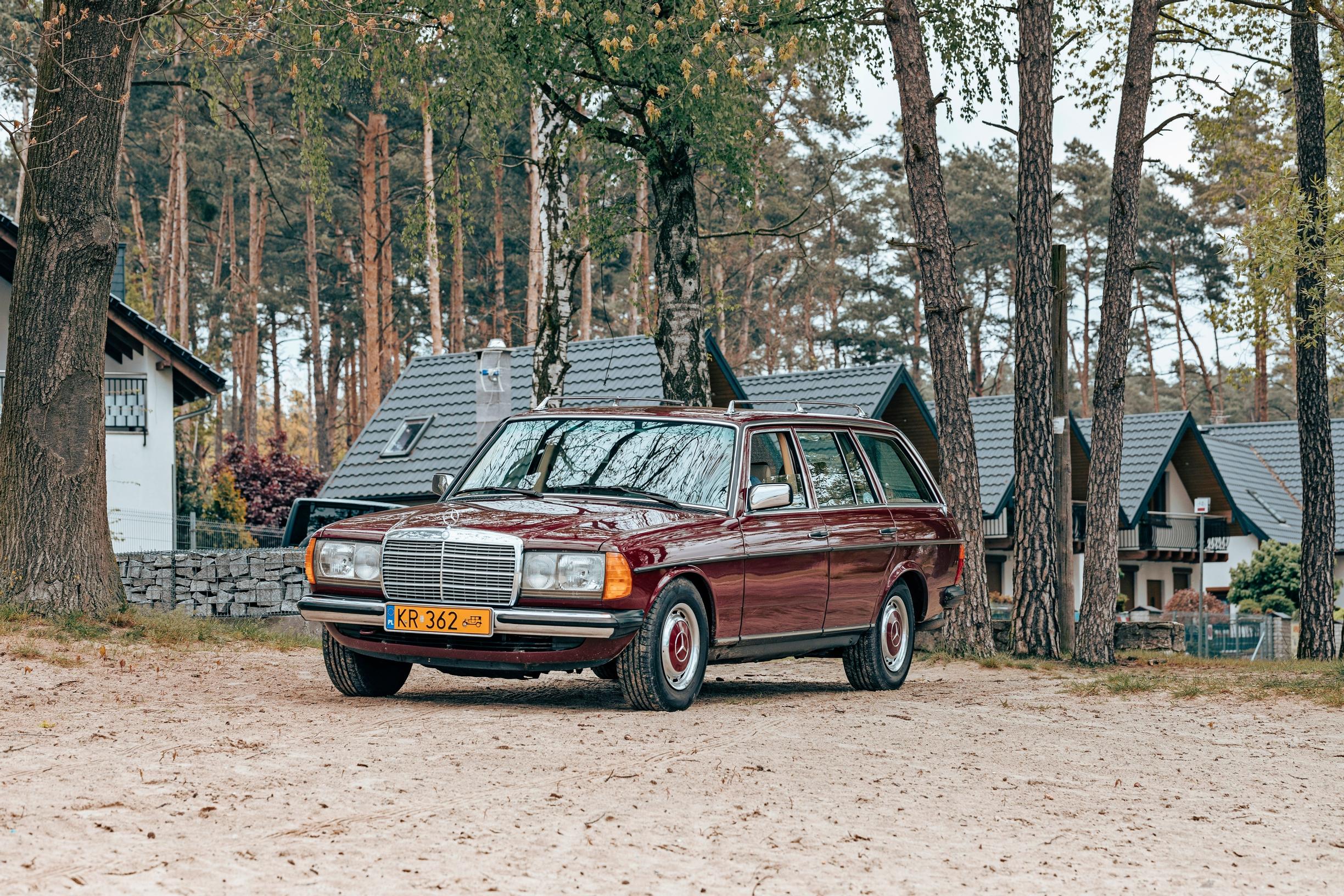 Mercedes-Benz W123 | Uskottavan perimätiedon mukaan tämän sarjan Mersuja ei saa rikki oikein millään. Laatua.