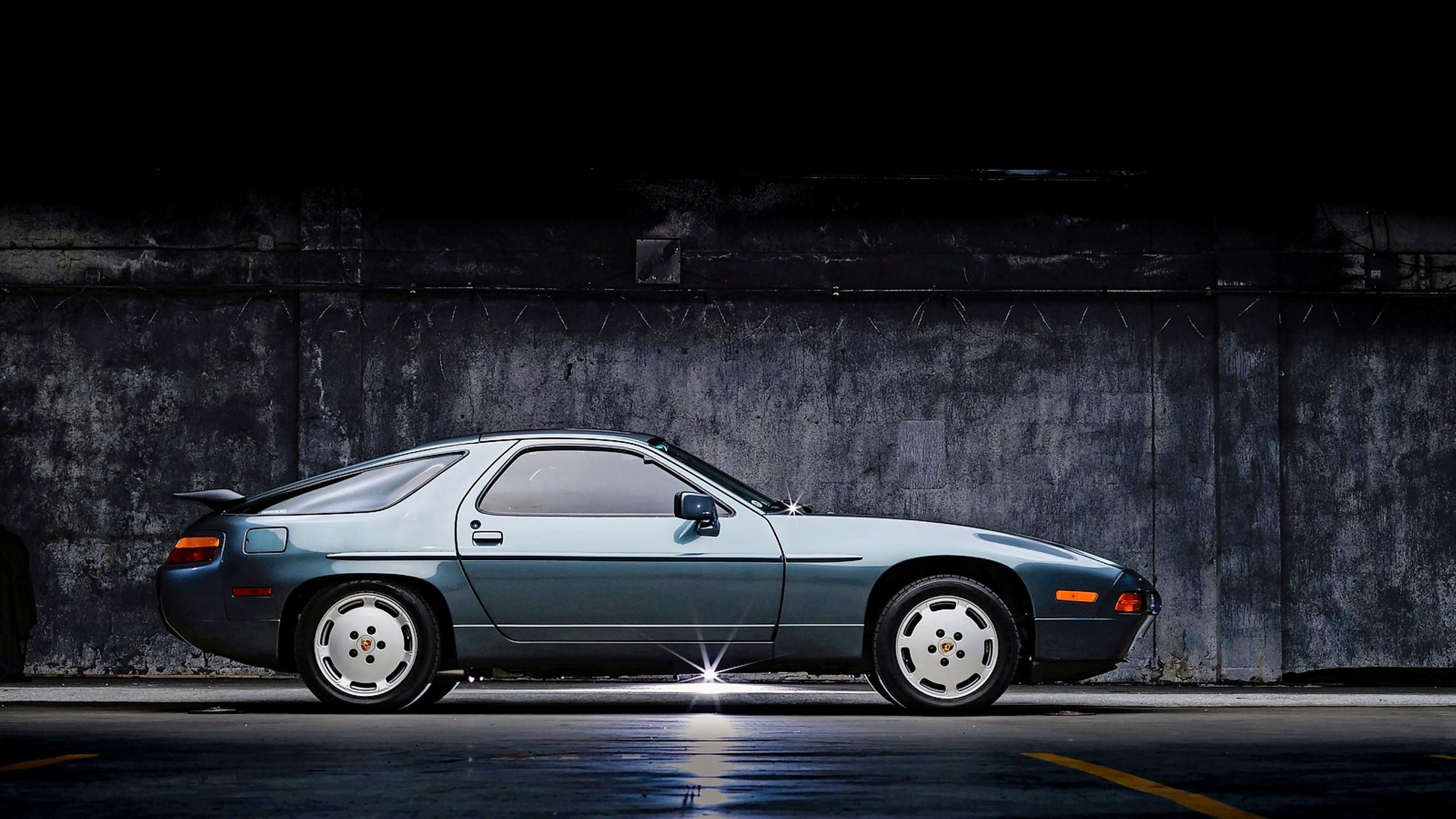 Porsche 928 on laatuauto, josta vaihdelaatikko sijaitsee taka-akselilla. Niinpä perä ei ole aivan niin kevyt kuin voisi luulla.