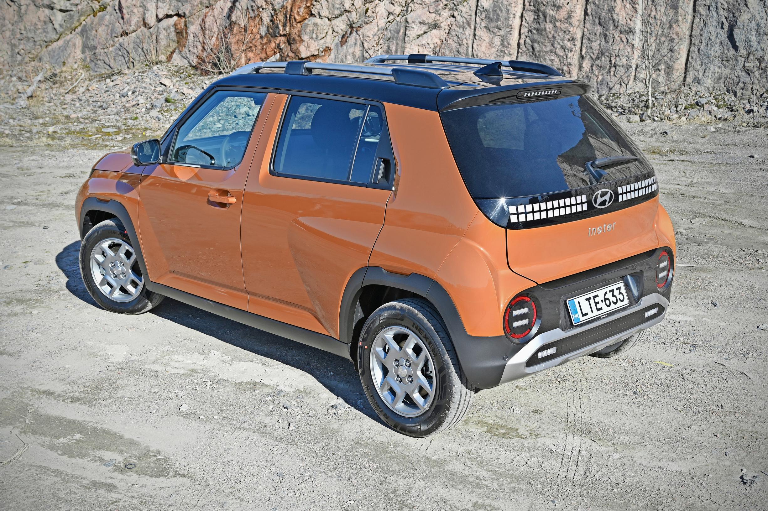 Hyundai Inster on pieni, mutta silti luokkansa yllättäjä. Tilaa on jopa neljälle pitkälle aikuiselle mukavasti – vain sisätilojen kapeus saattaa tuntua häiritsevältä.