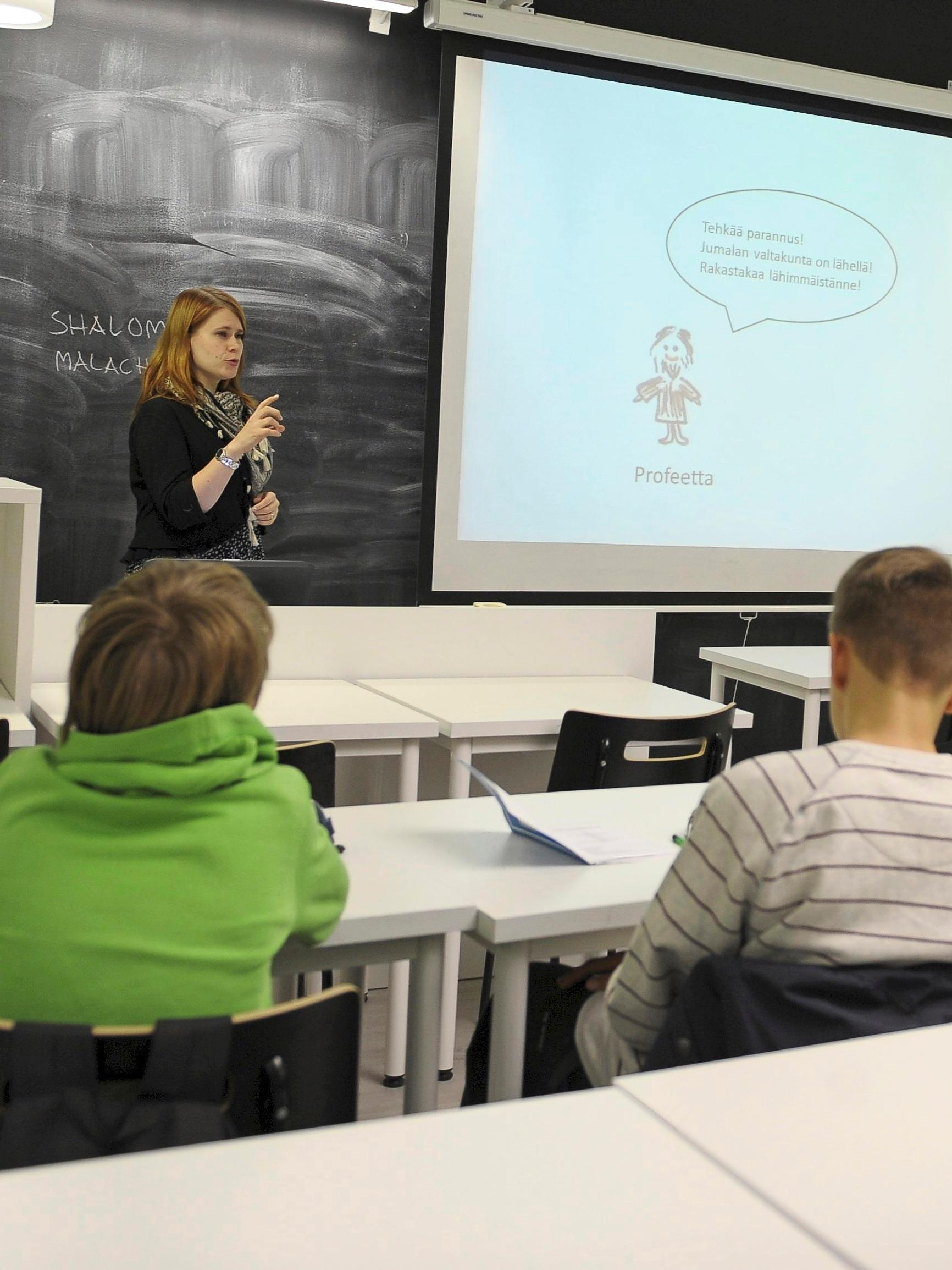 Samat uskontotunnit kaikille? Uranuurtajan malli kerää kiitosta, mutta myös kritiikkiä