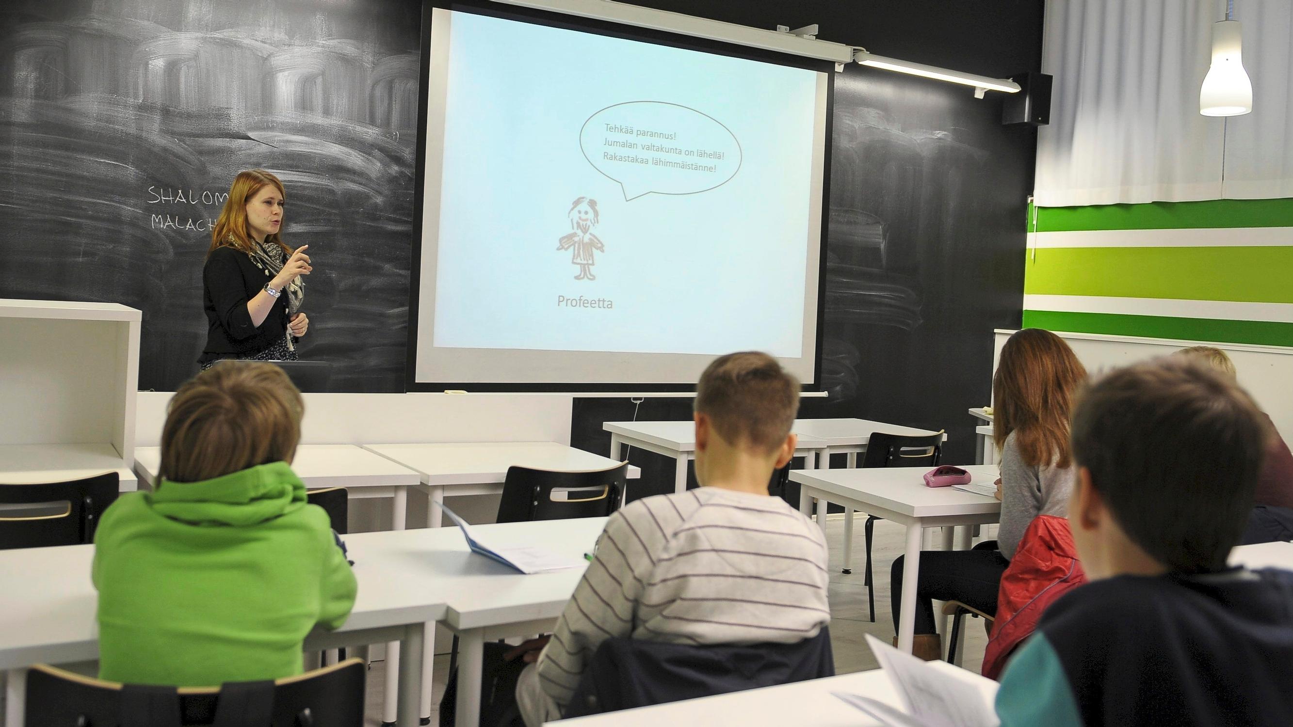Samat uskontotunnit kaikille? Uranuurtajan malli kerää kiitosta, mutta myös kritiikkiä