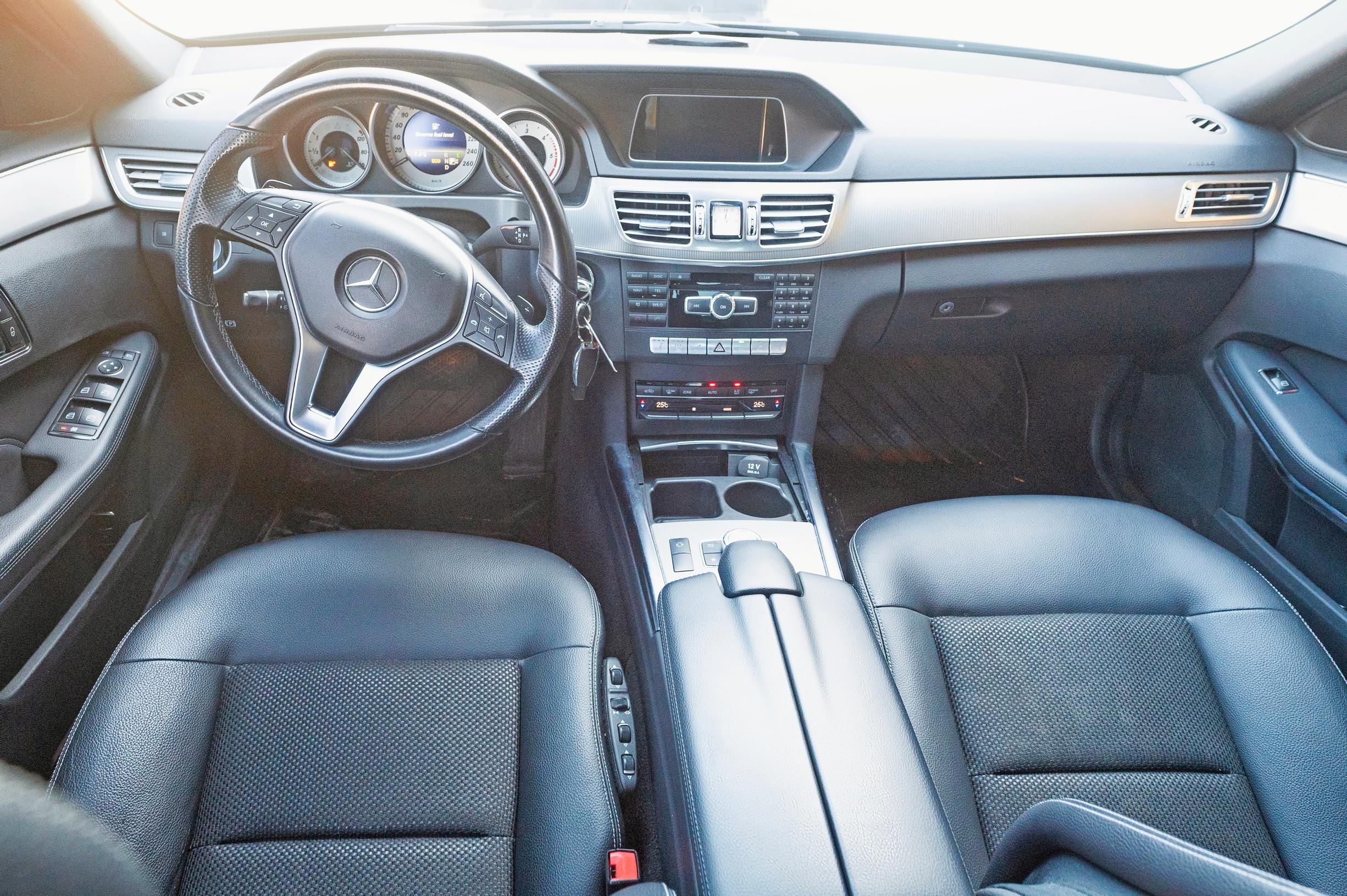 Mercedes-Benz E 250:n kojelauta on asiallinen. Nahkarattia pyörittää mielellään.