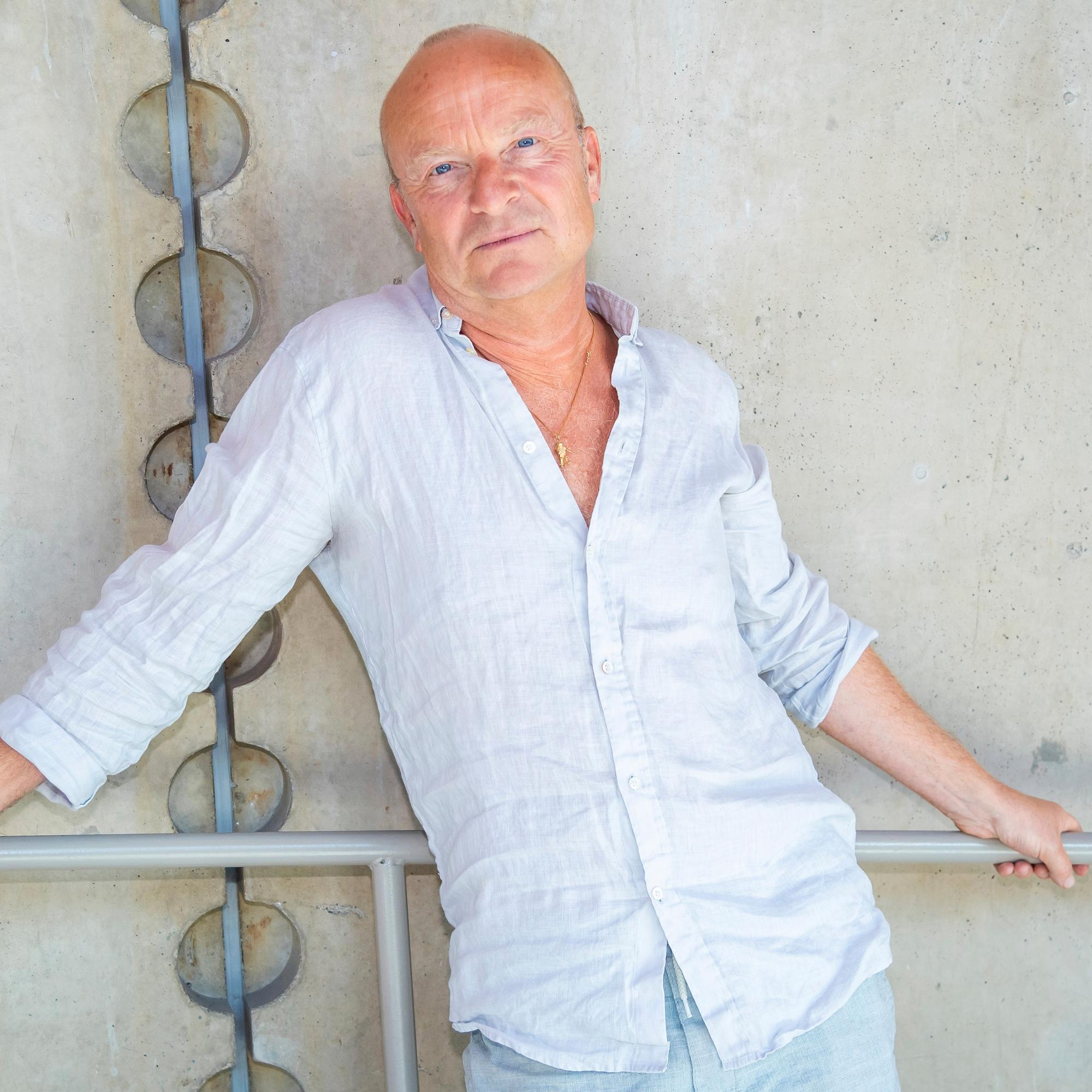  Jonas Gardell kirjoitti omintakeisen omaelämäkerran – "Tuntui hyvältä ratkaisulta kuolla kirjan alussa"