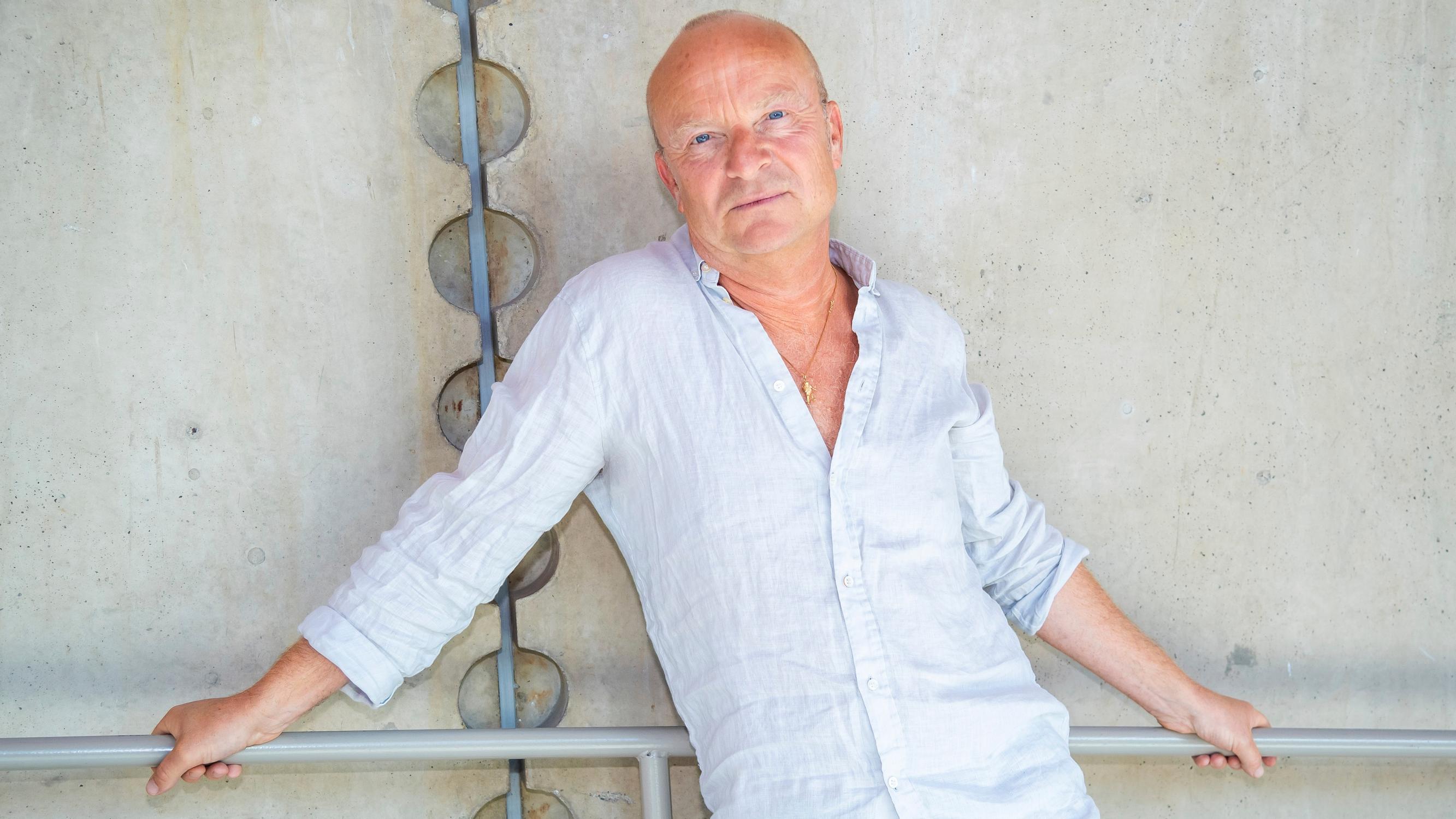  Jonas Gardell kirjoitti omintakeisen omaelämäkerran – "Tuntui hyvältä ratkaisulta kuolla kirjan alussa"