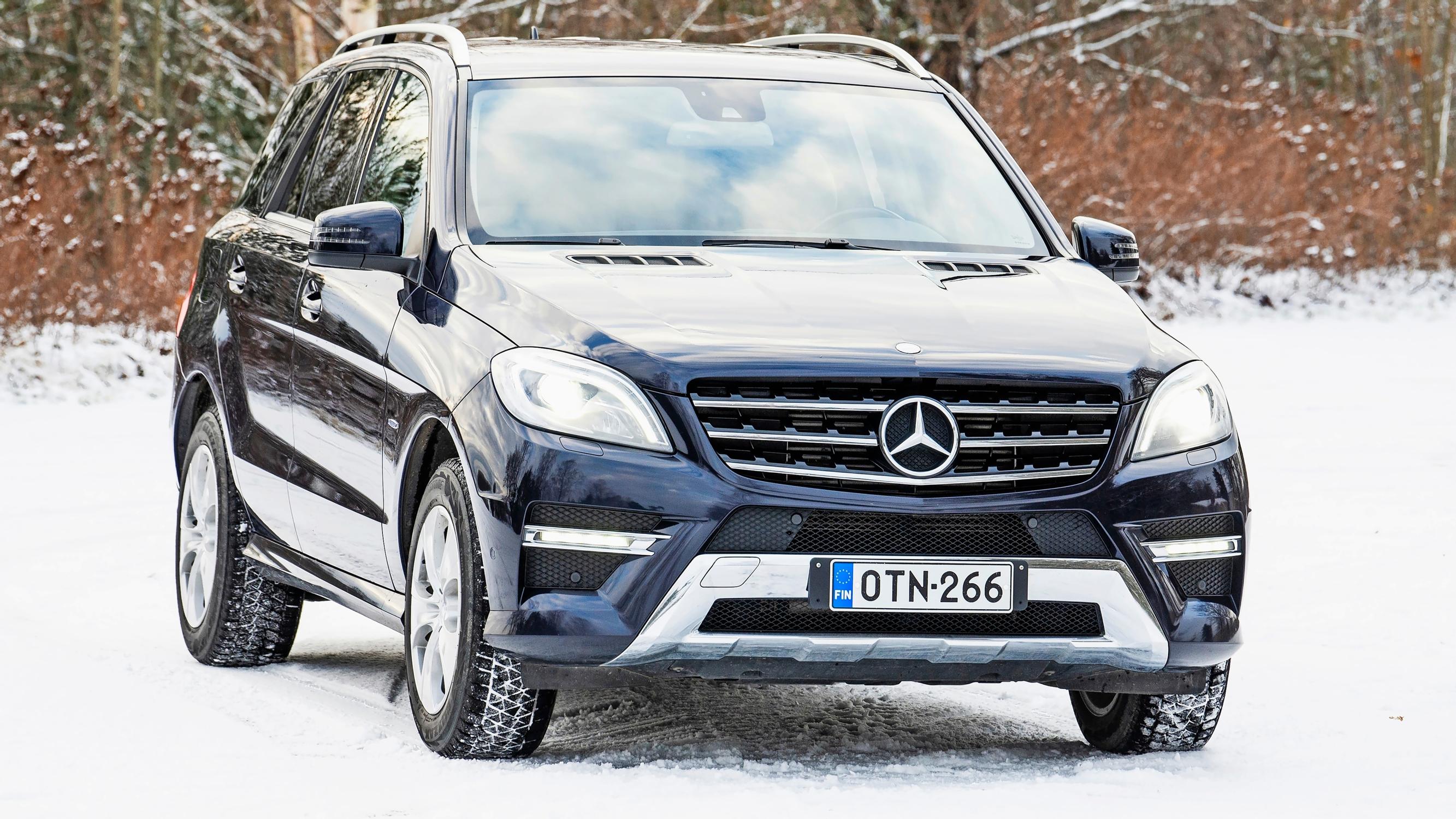 Mercedes-Benz ML – Kolmen litran V6 jyrisee ja vaalea nahka tuoksuu – Nyt on luksusta