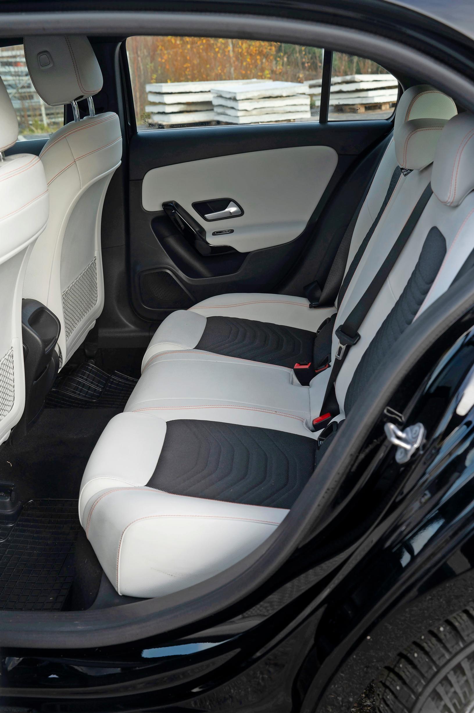 Vuoden 2019 Mercedes-Benz A 180:n takaistuin ei ole niin tilava kuin kuvasta voisi päätellä.