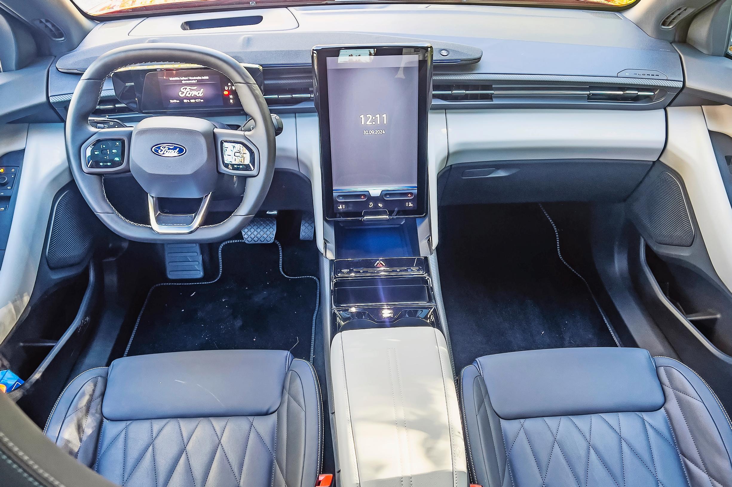 Ford Explorerin pystyyn nostettu keskinäyttö on erittäin kookas.