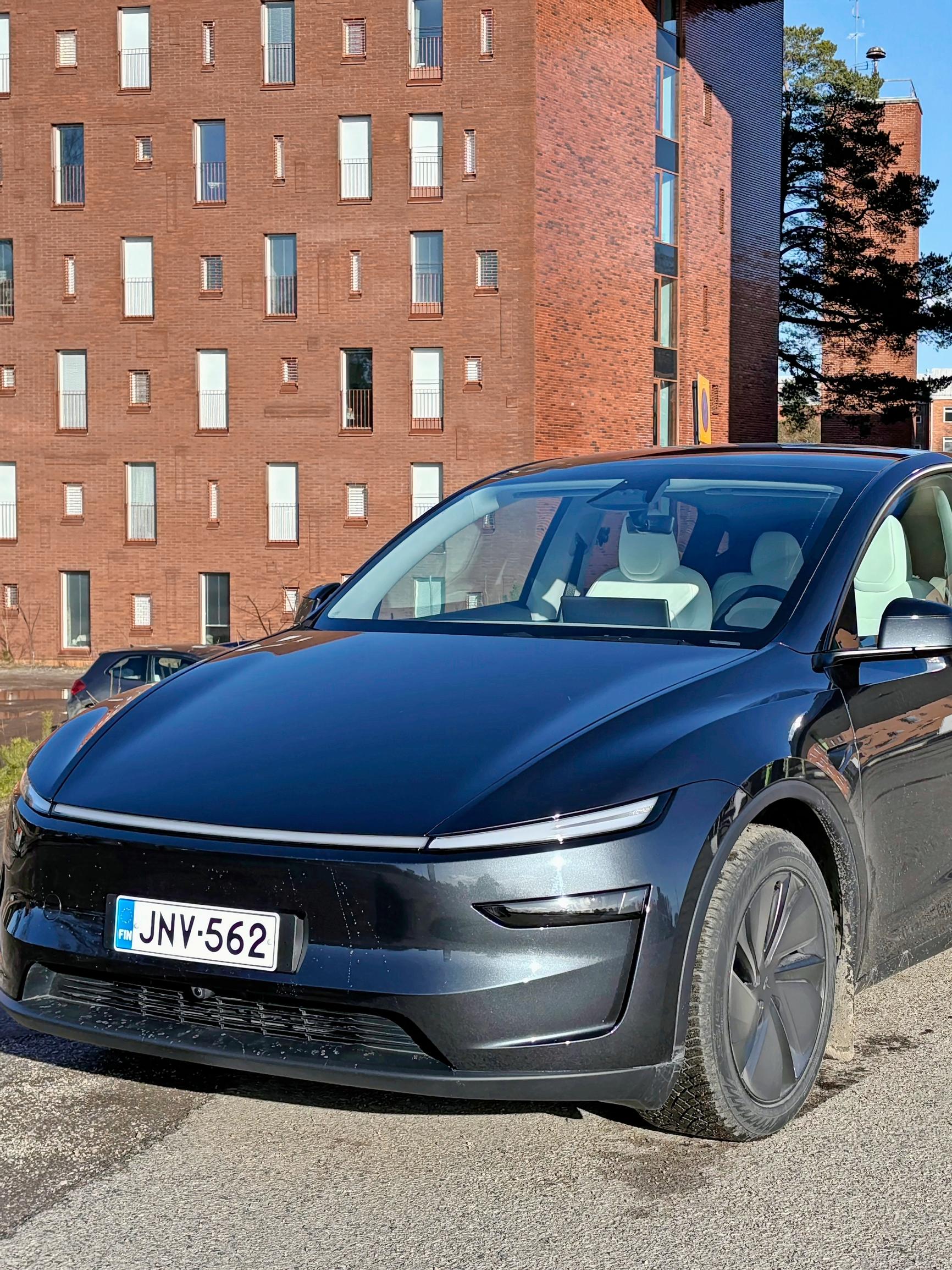 Päivitetty Tesla Model Y Juniper on yksi kokoluokkansa tilavimmista autoista – Tällaisissa tehoissa ei ole mitään järkeä, mutta tähän automaailma on mennyt