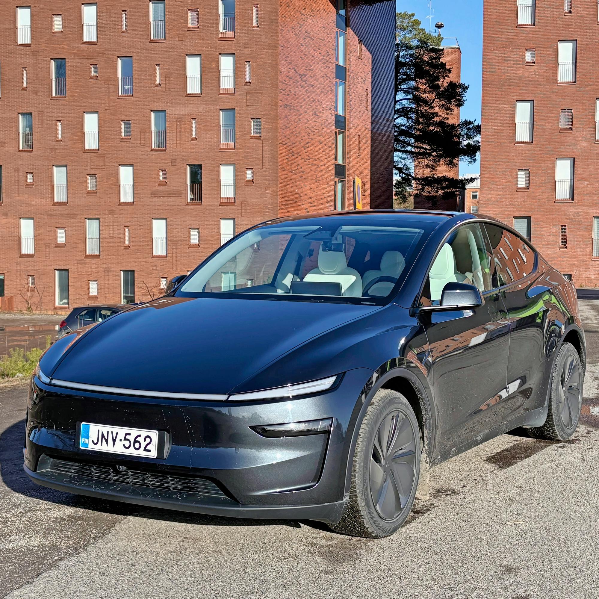 Päivitetty Tesla Model Y Juniper on yksi kokoluokkansa tilavimmista autoista – Tällaisissa tehoissa ei ole mitään järkeä, mutta tähän automaailma on mennyt