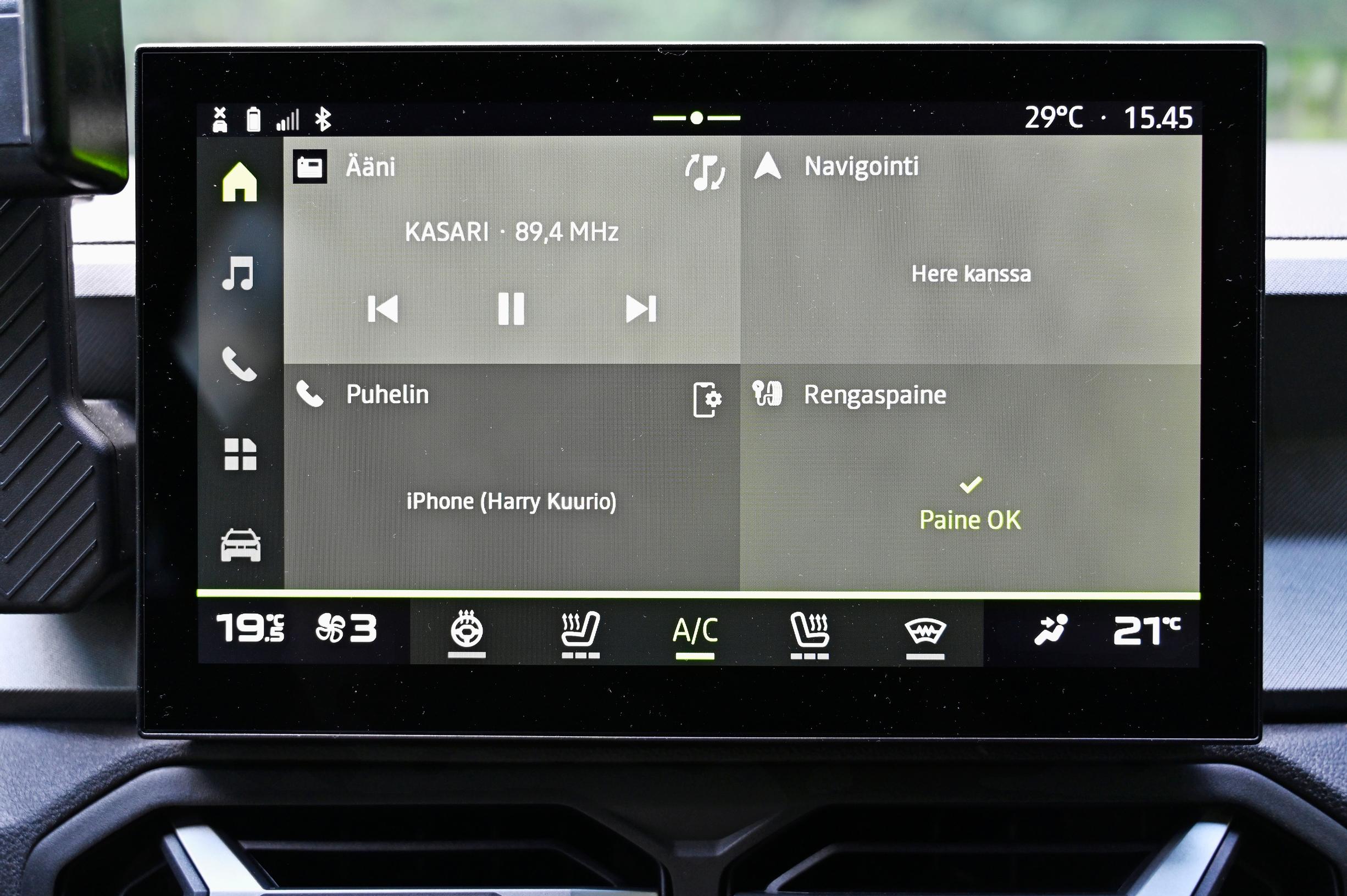 Dacia Bigsterin 10,1-tuumainen kosketusnäyttö on jaettu neljään lohkoon. CarPlay toimii langattomasti.