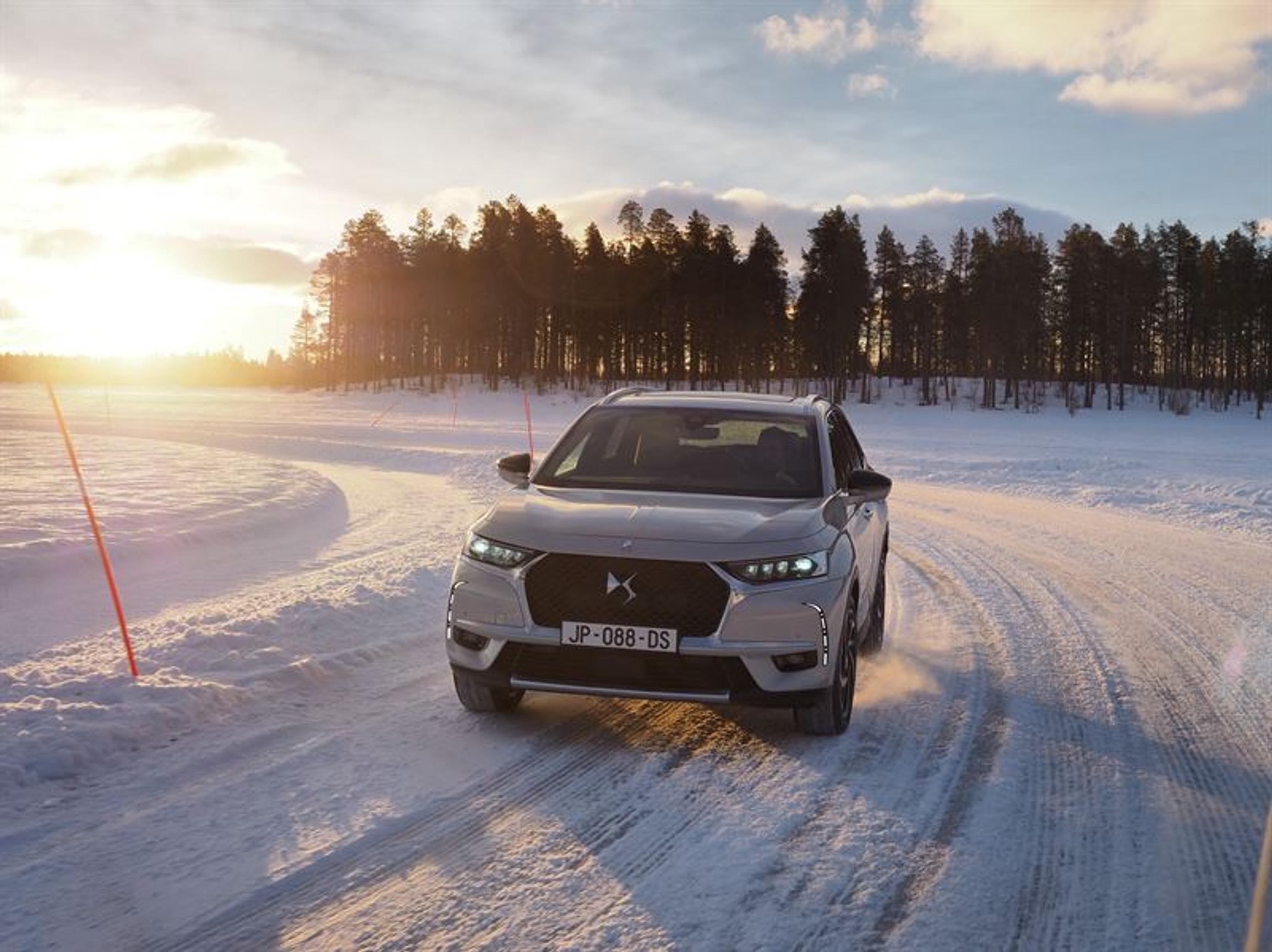 Uusi lataushybridi DS 7 CROSSBACK E-TENSE 4x4 lupaa vain 1,4 litran kulutuksen / 100km