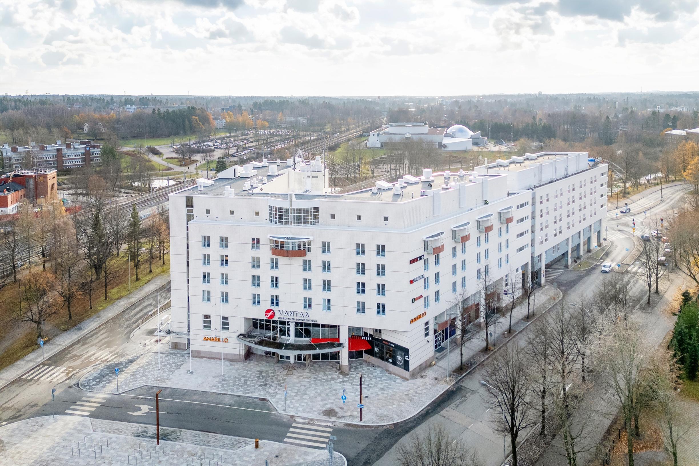 Hotelli Vantaa testissä: Original Sokos Hotel Vantaa sijaitsee Tikkurilassa, junaradan varrella. Läheltä löytyvät muun mussa tiedekeskus Heureka ja Tikkurilan juna-asema.