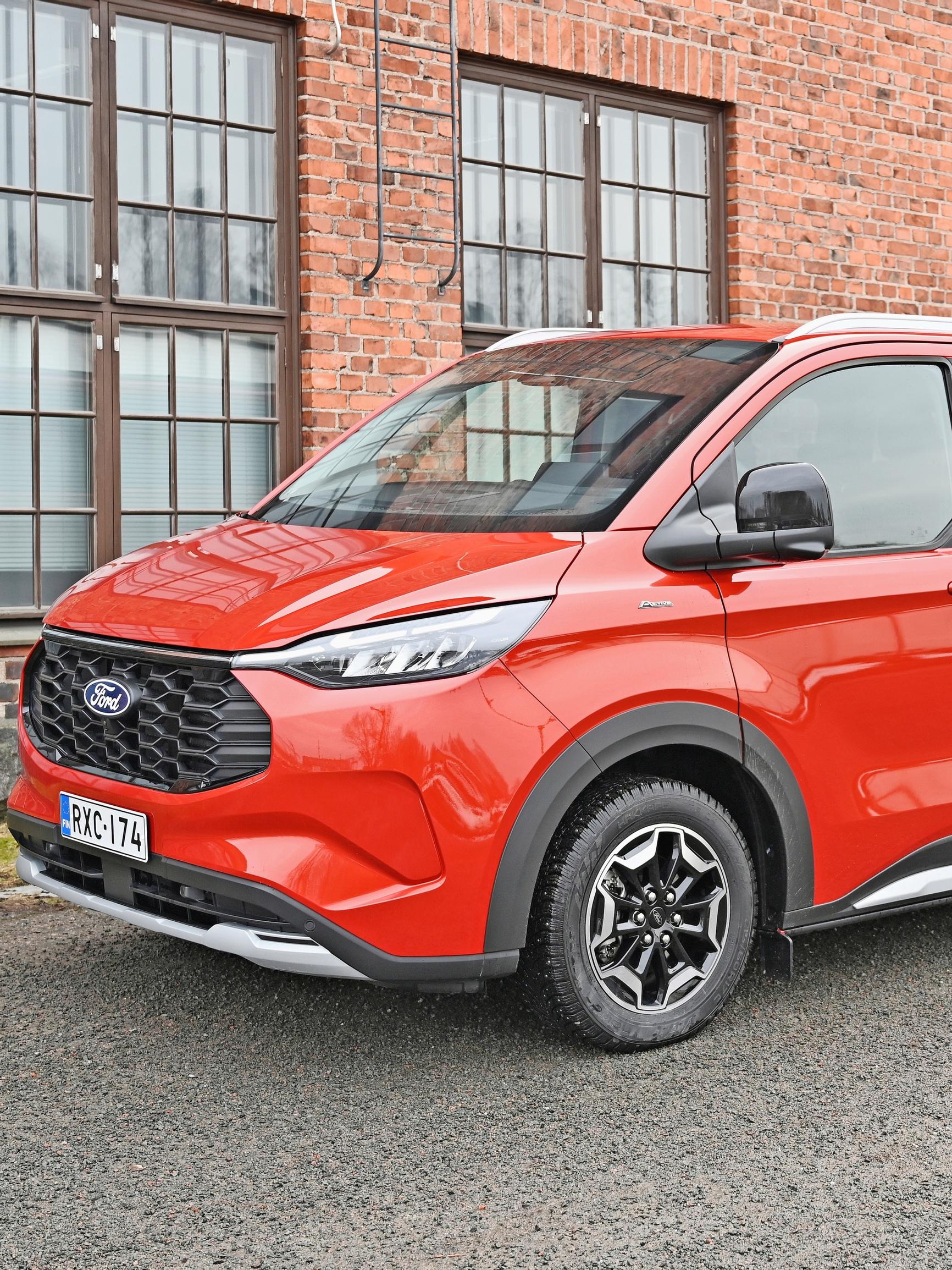 Ford Tourneo Custom – Tilava ja muunneltava lataushybridi on kankea kaupungissa, mutta kulutus pysyy kohtuullisena