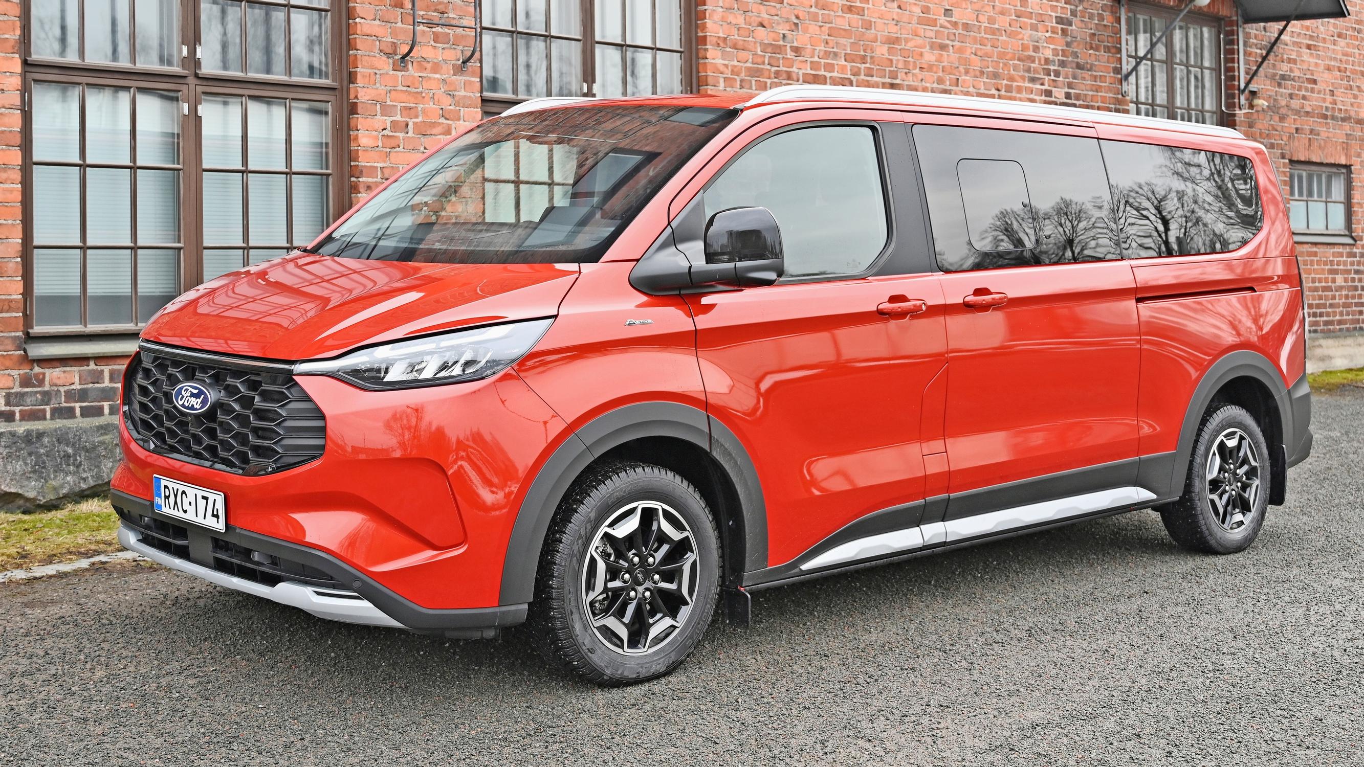 Ford Tourneo Custom – Tilava ja muunneltava lataushybridi on kankea kaupungissa, mutta kulutus pysyy kohtuullisena