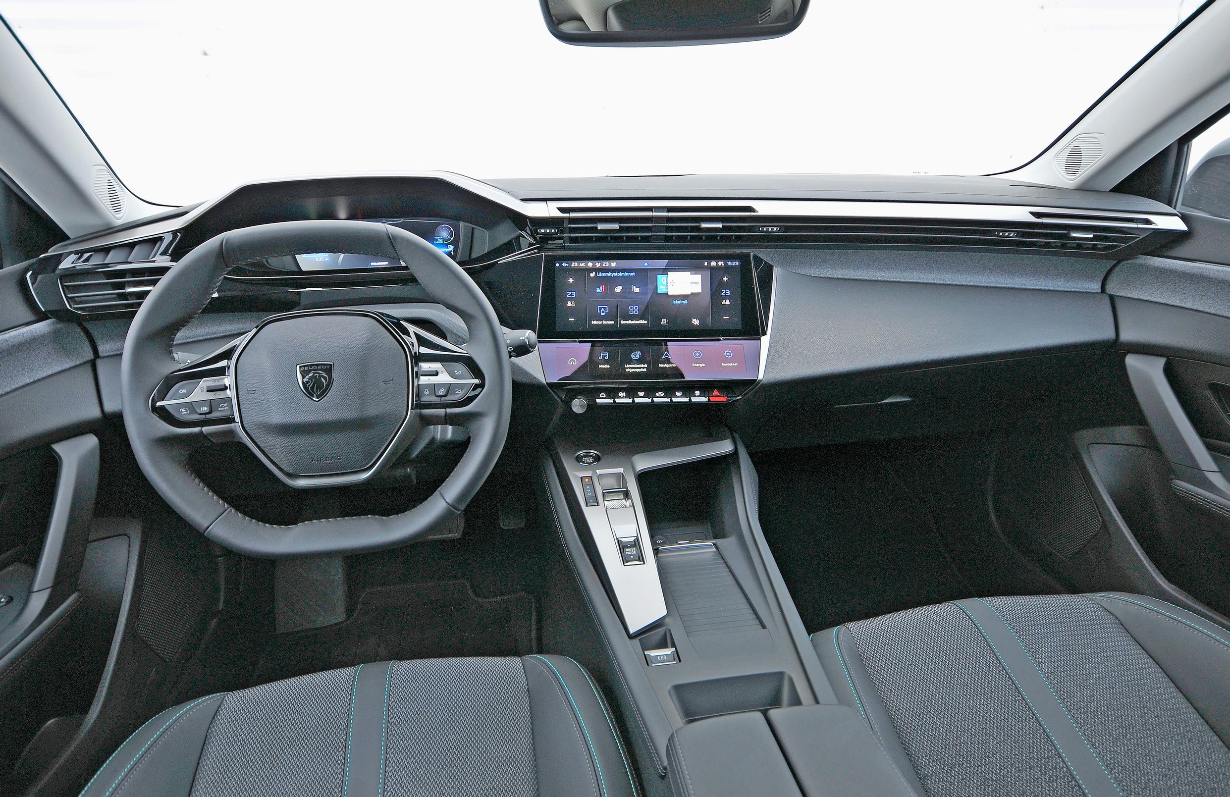 Peugeot E-308 SW:n i-Cockpit -ohjaamo on nykyaikaisen tyylikäs. Yleisilme on laadukas.