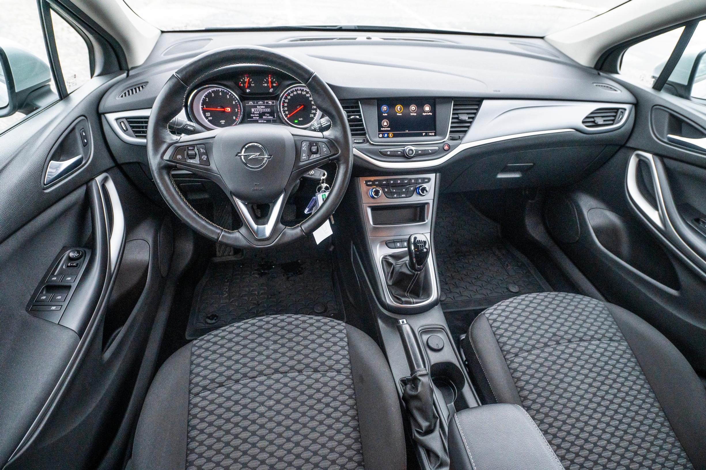 Käytetty Opel Astra Sports Tourer Ultimate 130 Turbo ohjaamo