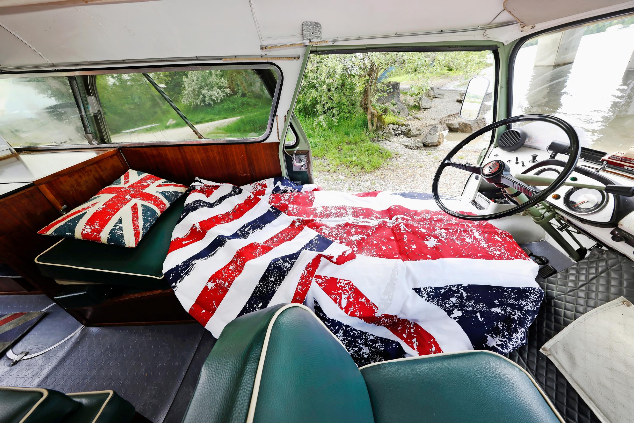 Bedford Dormobilen molemmat etuistuimet voi taitella nopeasti niin, että niistä saa pedit.