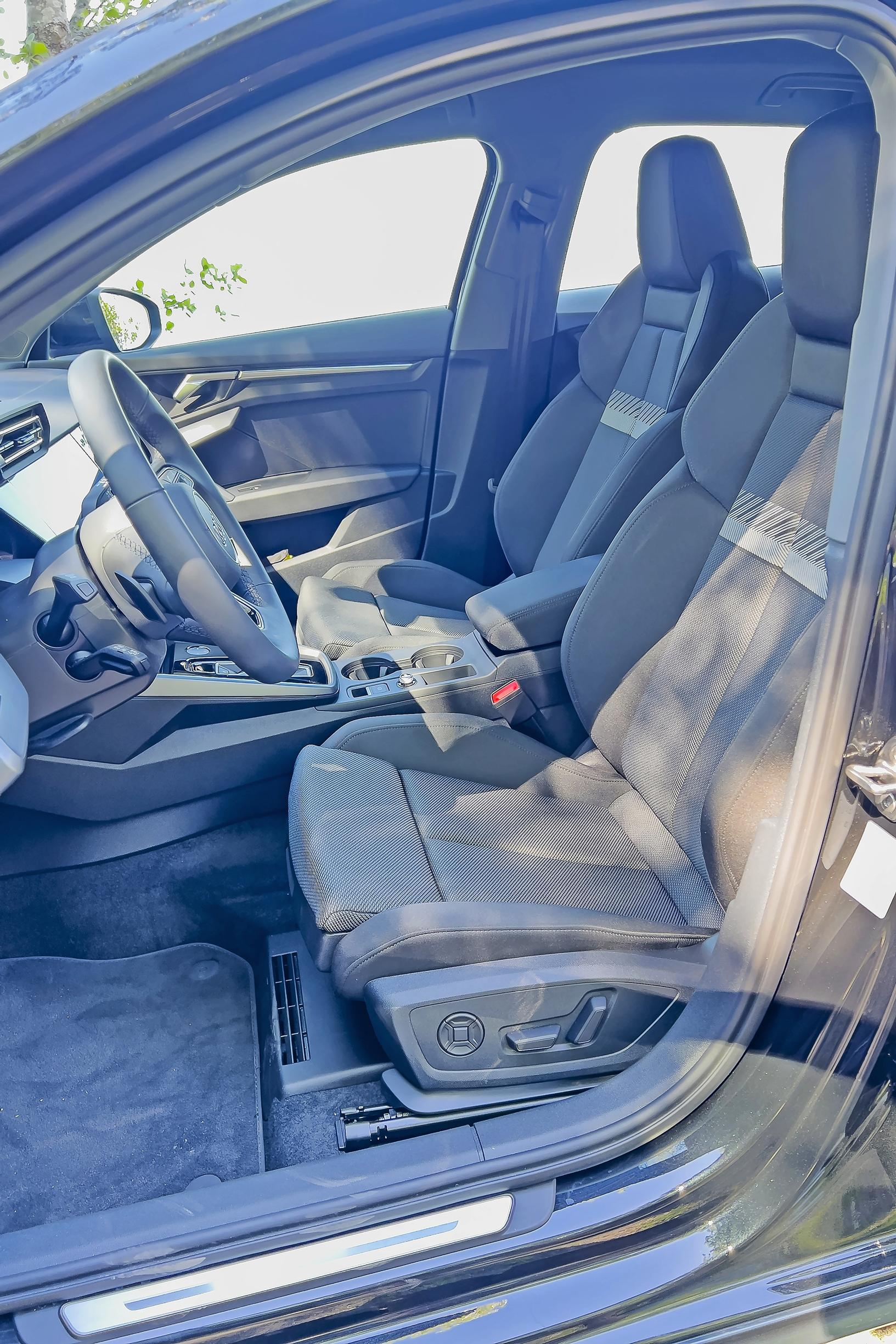 Audi A3 Allstreetin kookkaat etupenkit kutsuvat istumaan.