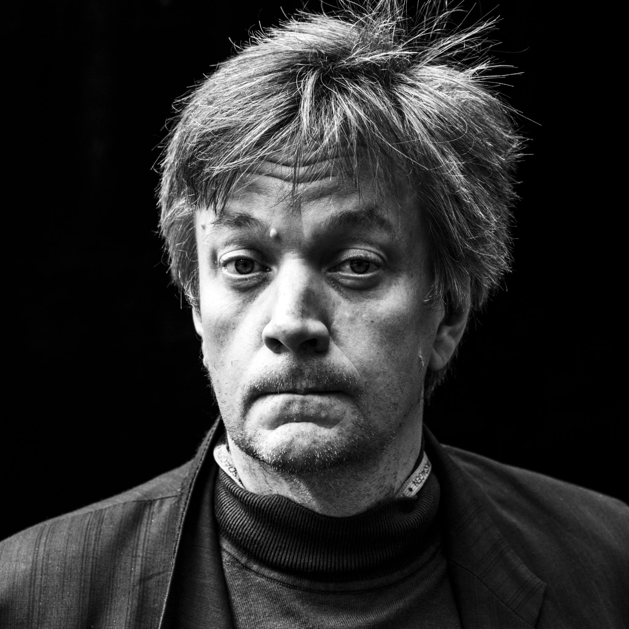 Teemu Keskisarja oli suosittu tietokirjailija, sitten hänestä tuli kohusta toiseen kahlaava populistipoliitikko – Mitä tapahtui?