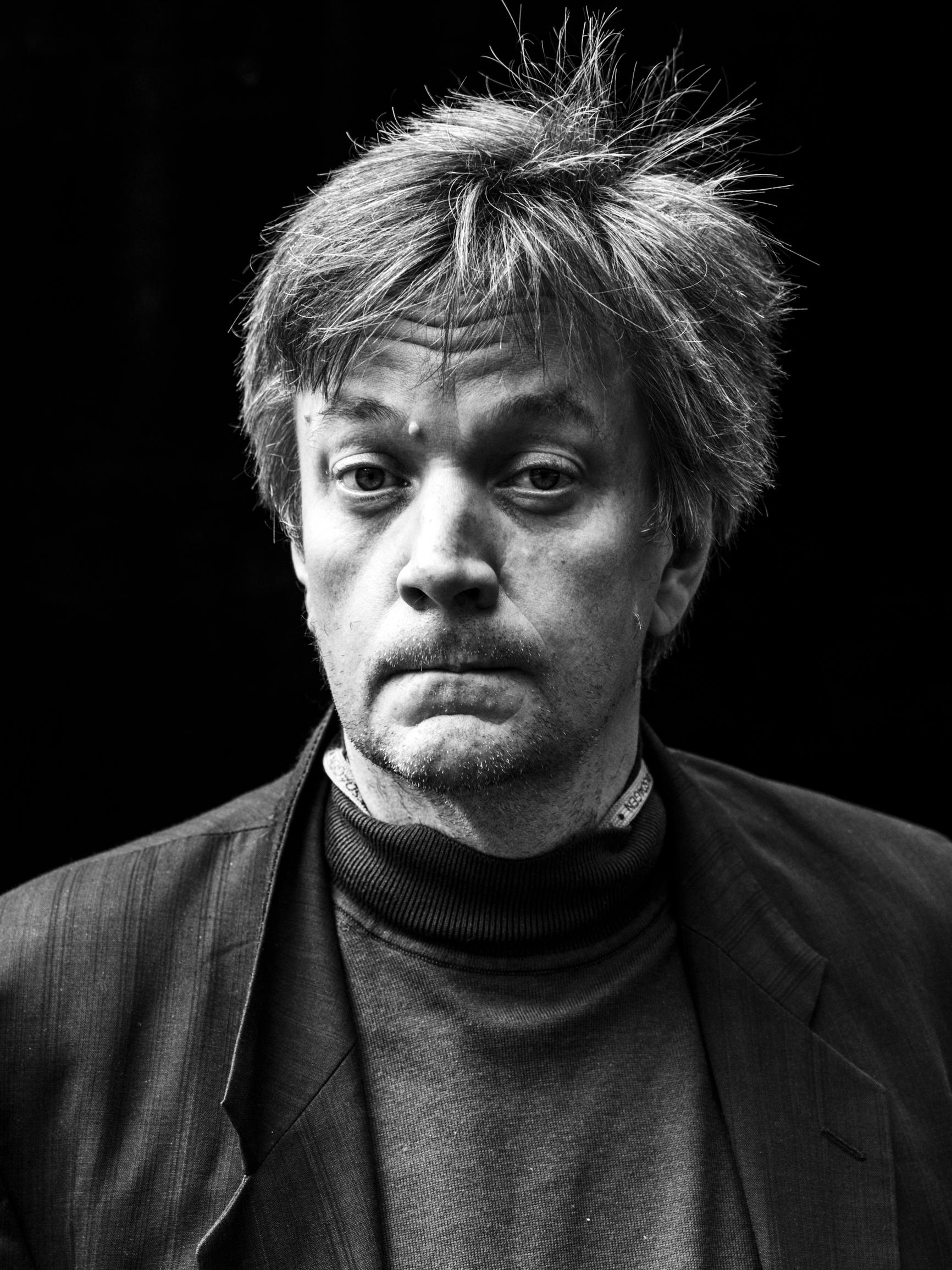 Teemu Keskisarja oli suosittu tietokirjailija, sitten hänestä tuli kohusta toiseen kahlaava populistipoliitikko – Mitä tapahtui?