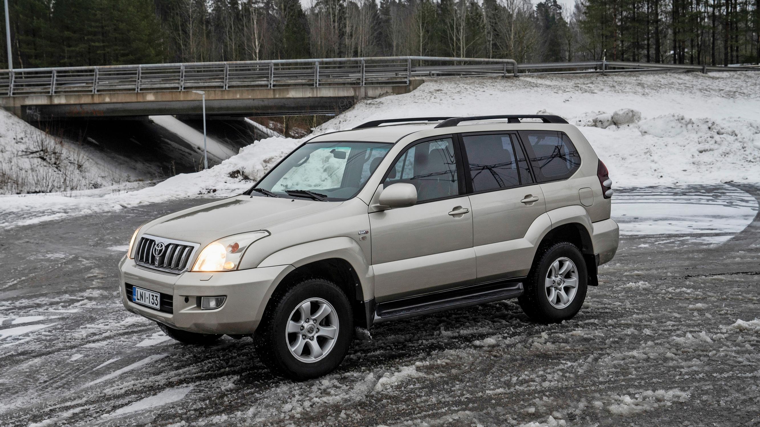 Tavallista kovempi luu: Toyota Land Cruiser vm. 2006 – Tähän nelivetoon mahtuu jopa kahdeksan henkeä