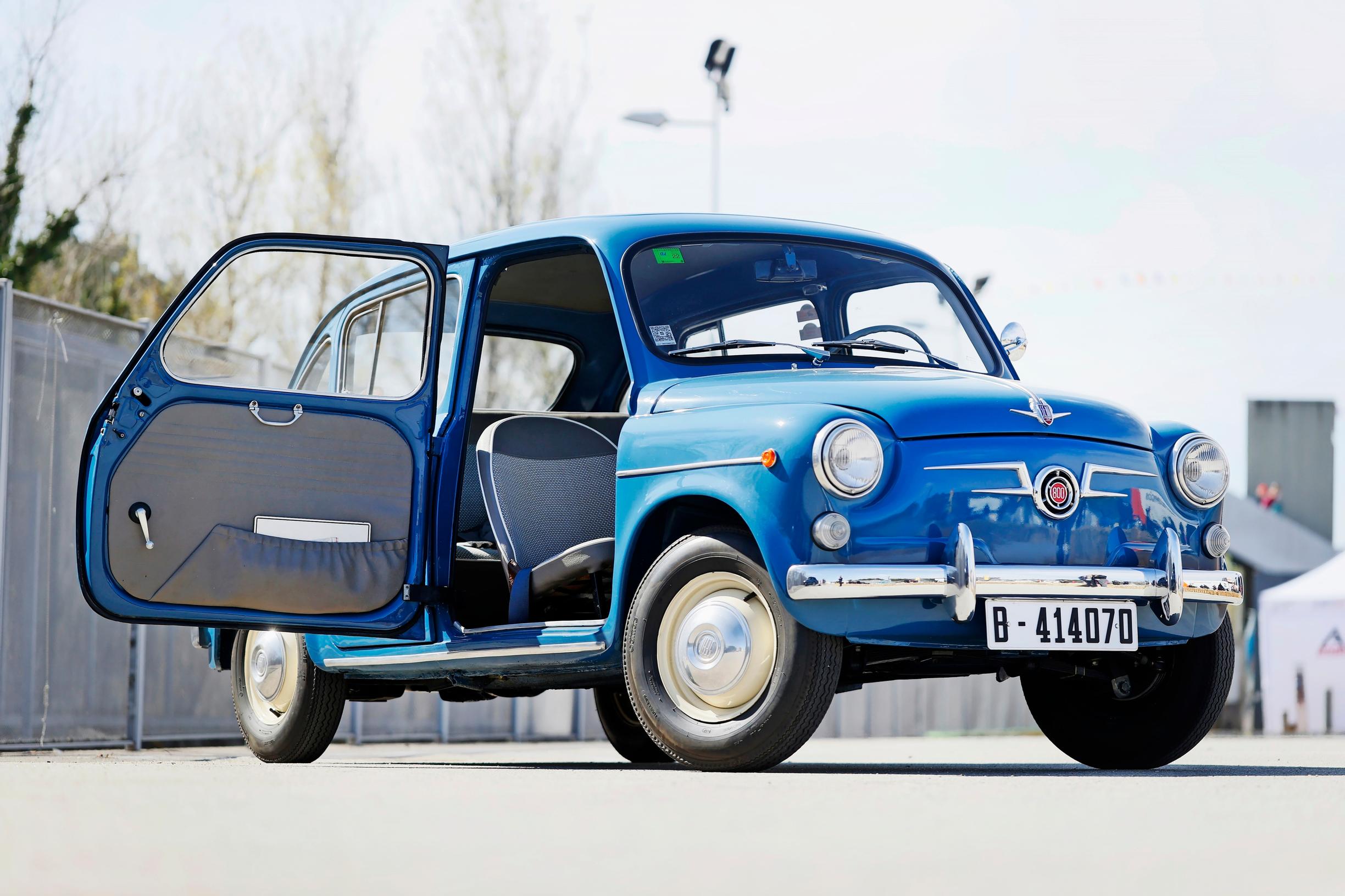 Seat 800:n kaapparimalliset etuovet aukeavat todella isoon kulmaan, eturiville on esteetön kulku.