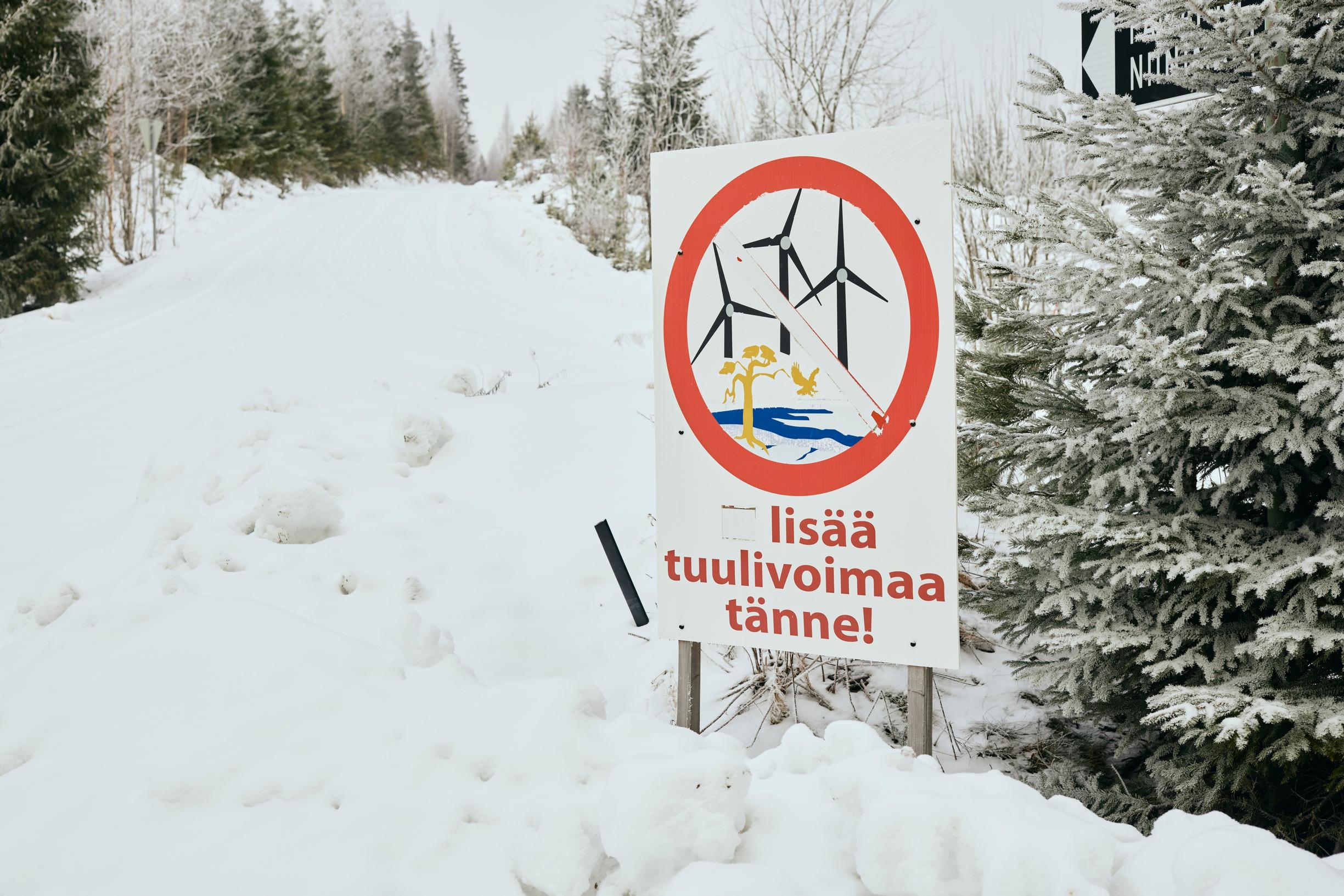 Tuulivoiman rakentamista kannatetaankin. Tätä kylttiä on tuulivoimakriitikoiden vastapuoli on käynyt muokkaamassa.