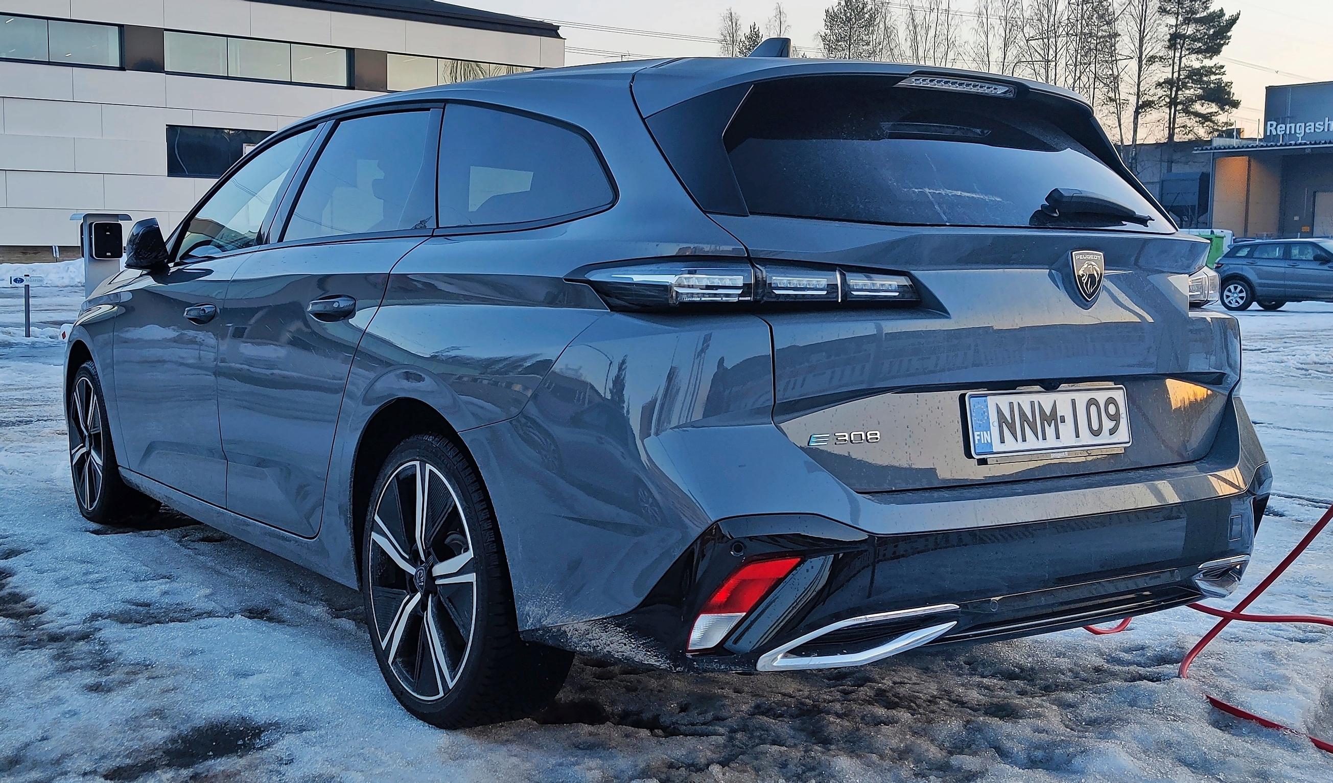 Peugeot E-308 SW:n kompaktin sähköfarkun muotoilu ja laatuvaikutelma ovat hyvällä tasolla. Lisää alt-teksti kirjoittamalla