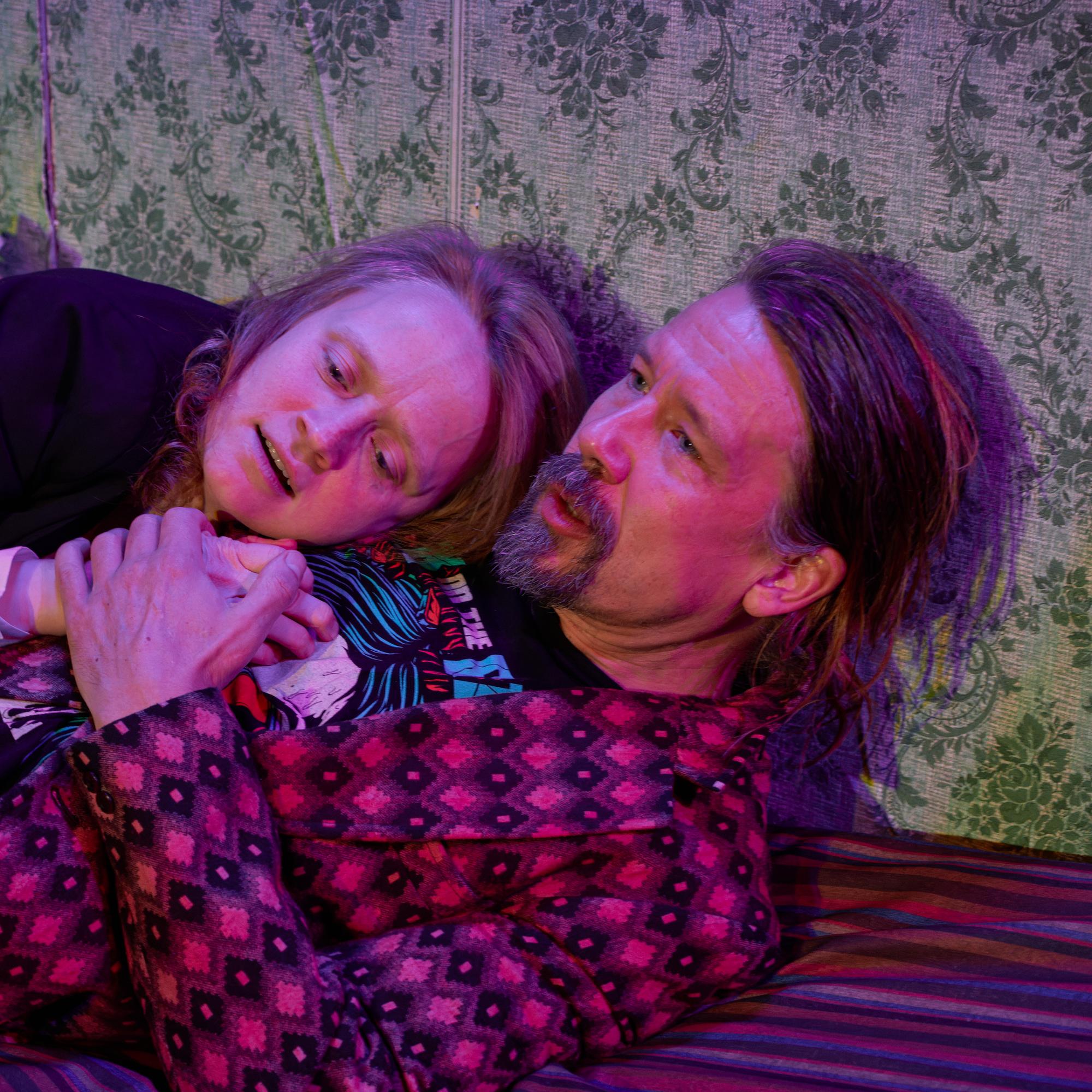 Elämän ensikertalaisia: Teatteri Jurkassa nähdään tunteiden vuoristorataa ja upeat näyttelijät