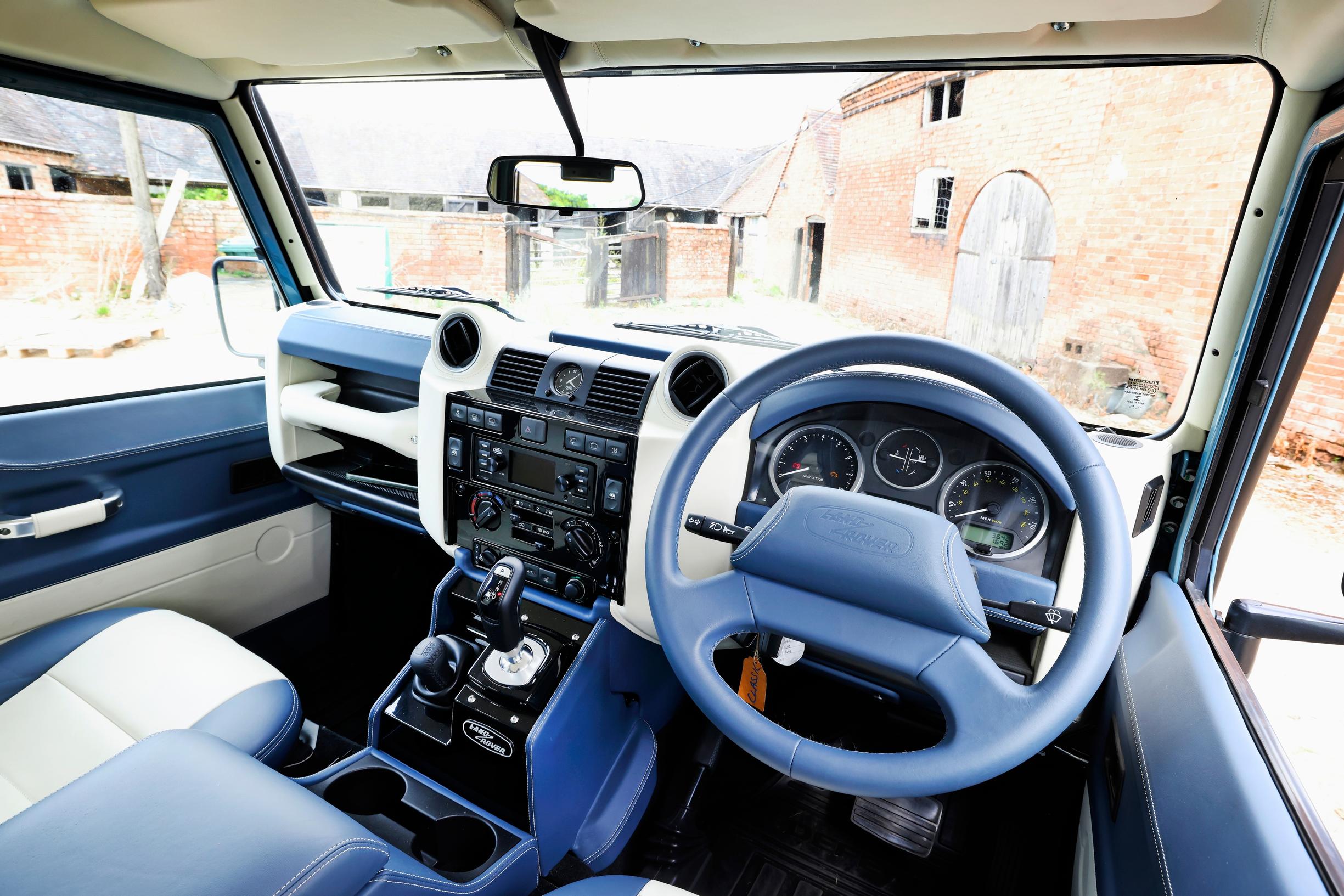 Land Rover Defender V8:n ohjaamo on ulkokuorta modernimpi, kaikki tarvittava löytyy. Sisustan väriyhdistelmä ei ole ihan tavanomaisin Lantikassa.