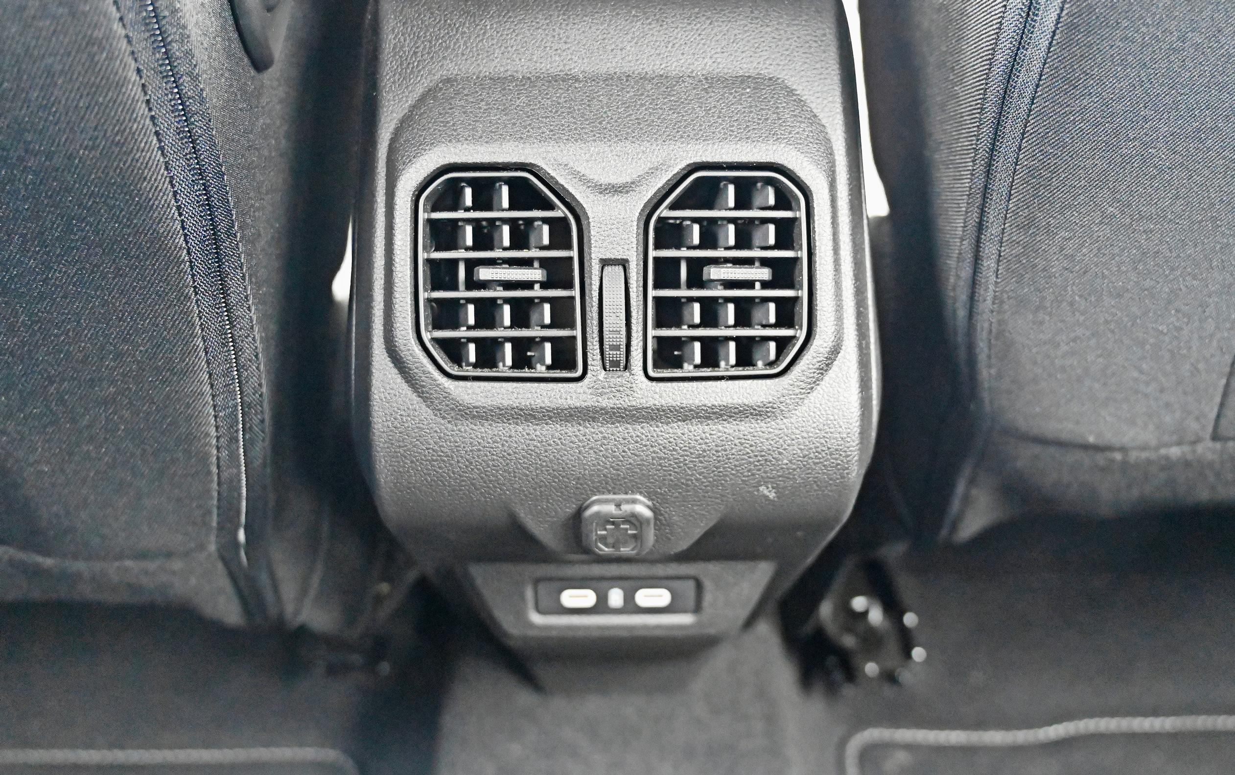 Dacia Bigsterin takamatkustajille on omat ilmastointisuulakkeet ja kaksi latausporttia.