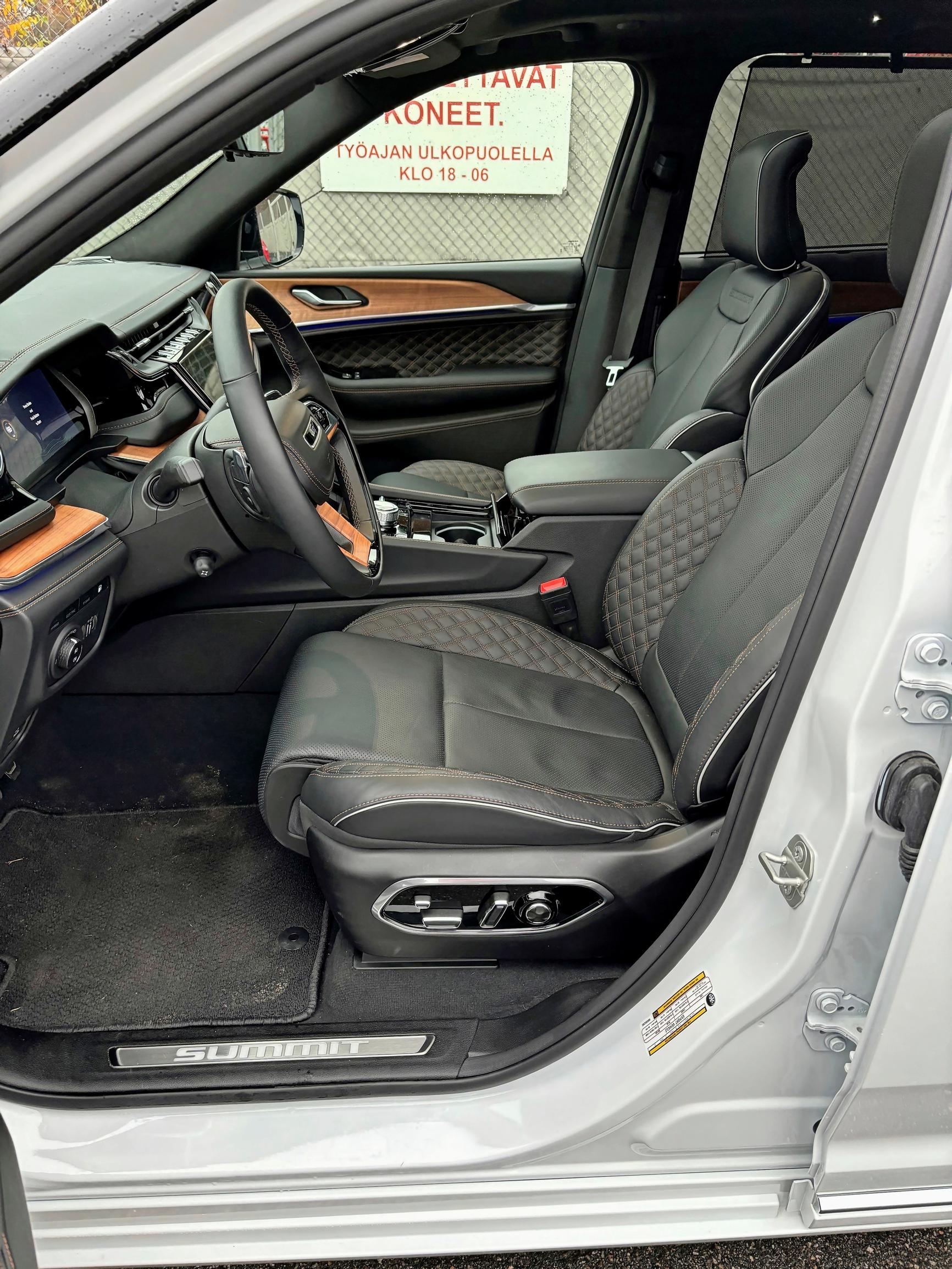 Vaikka Jeep Grand Cherokee on iso ja korkea auto, kyytiin ei tarvitse erikseen kavuta. Penkki on hyvä ja ajoasento kunnollinen.