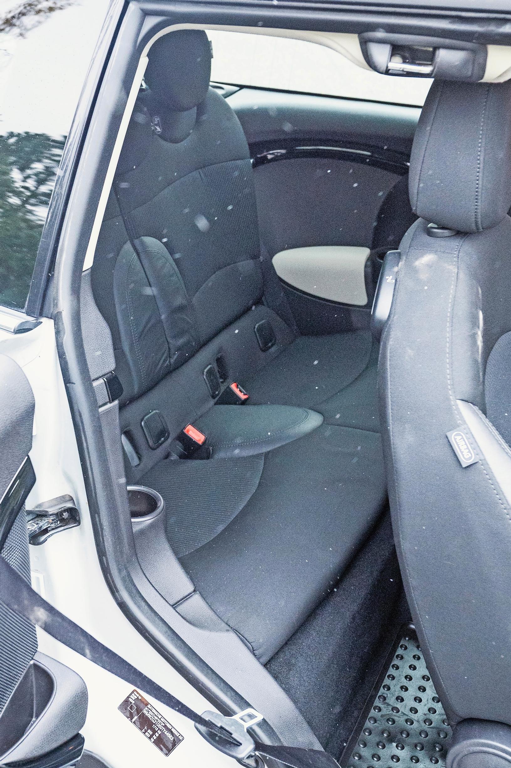 Käytetty Mini Cooper Clubman vm. 2013 on pieni ja piukea. Takapenkki sopii lähinnä kauppakasseille.