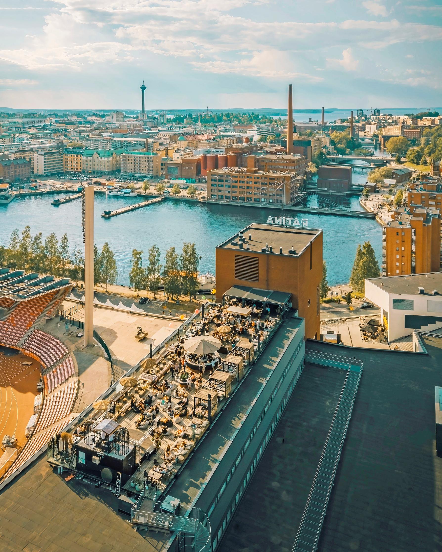 Kesäisin Mansen maisemista voi nauttia esimerkiksi ravintola Periscopen suurella kattoterassilla.