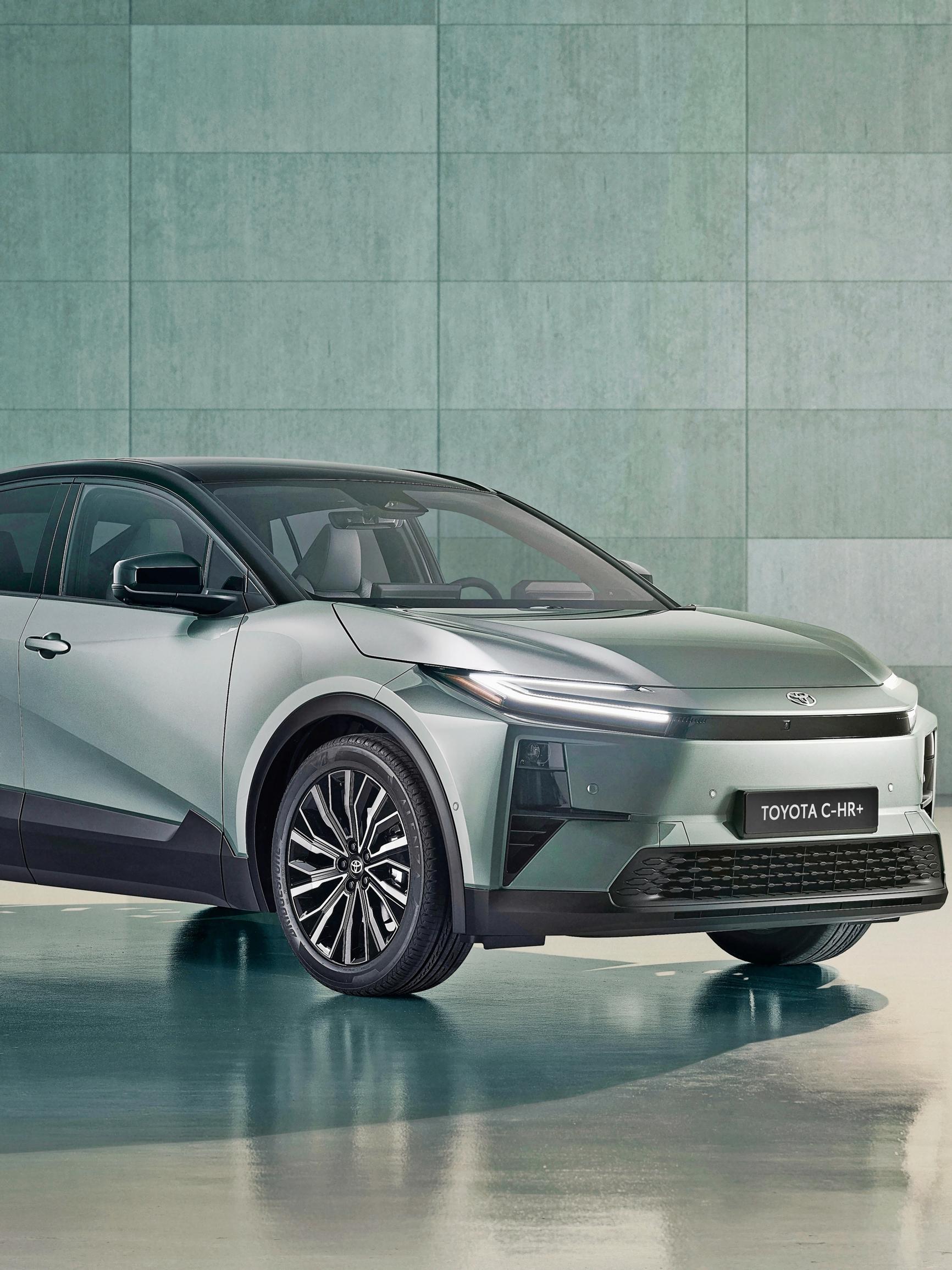 Uusi Toyota C-HR+ todistaa, että nyt Toyota tulee tosissaan sähköautojen markkinoille – ja panokset kovenevat 